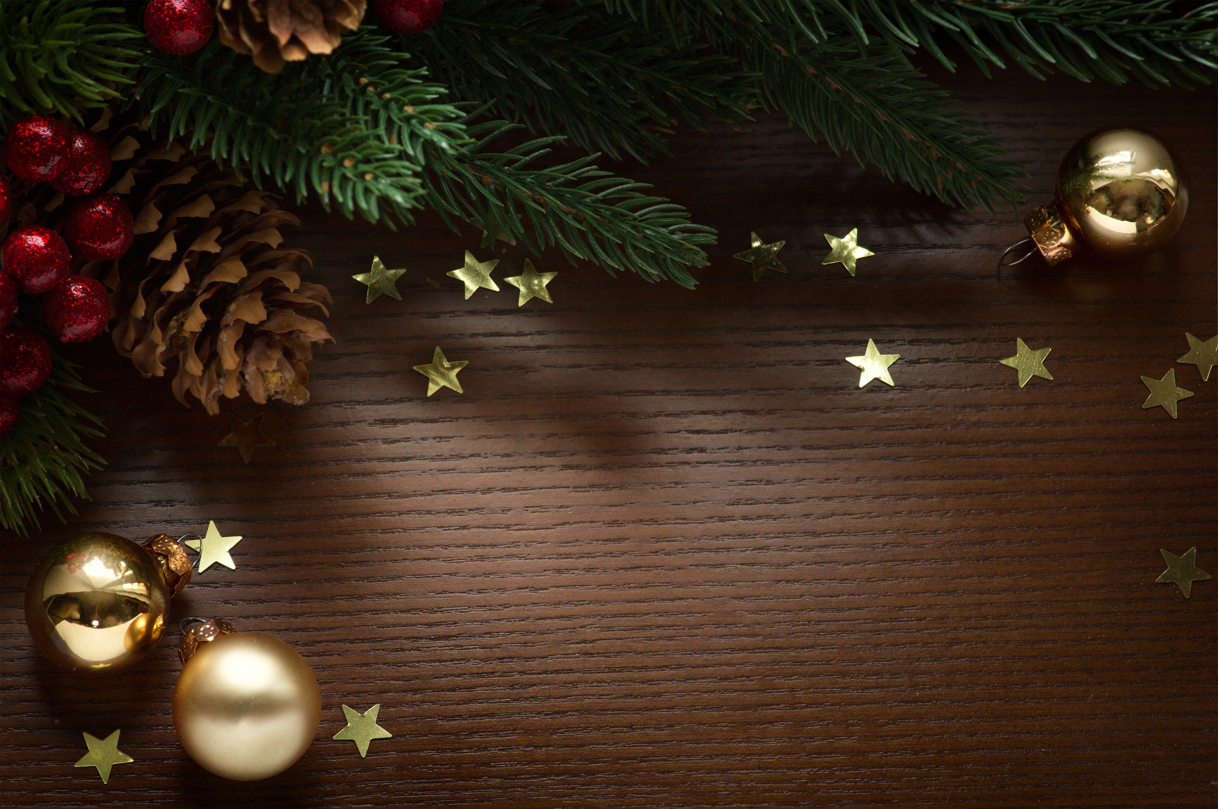 Christmas decorations with pine cone and ornaments HD Wallpaper