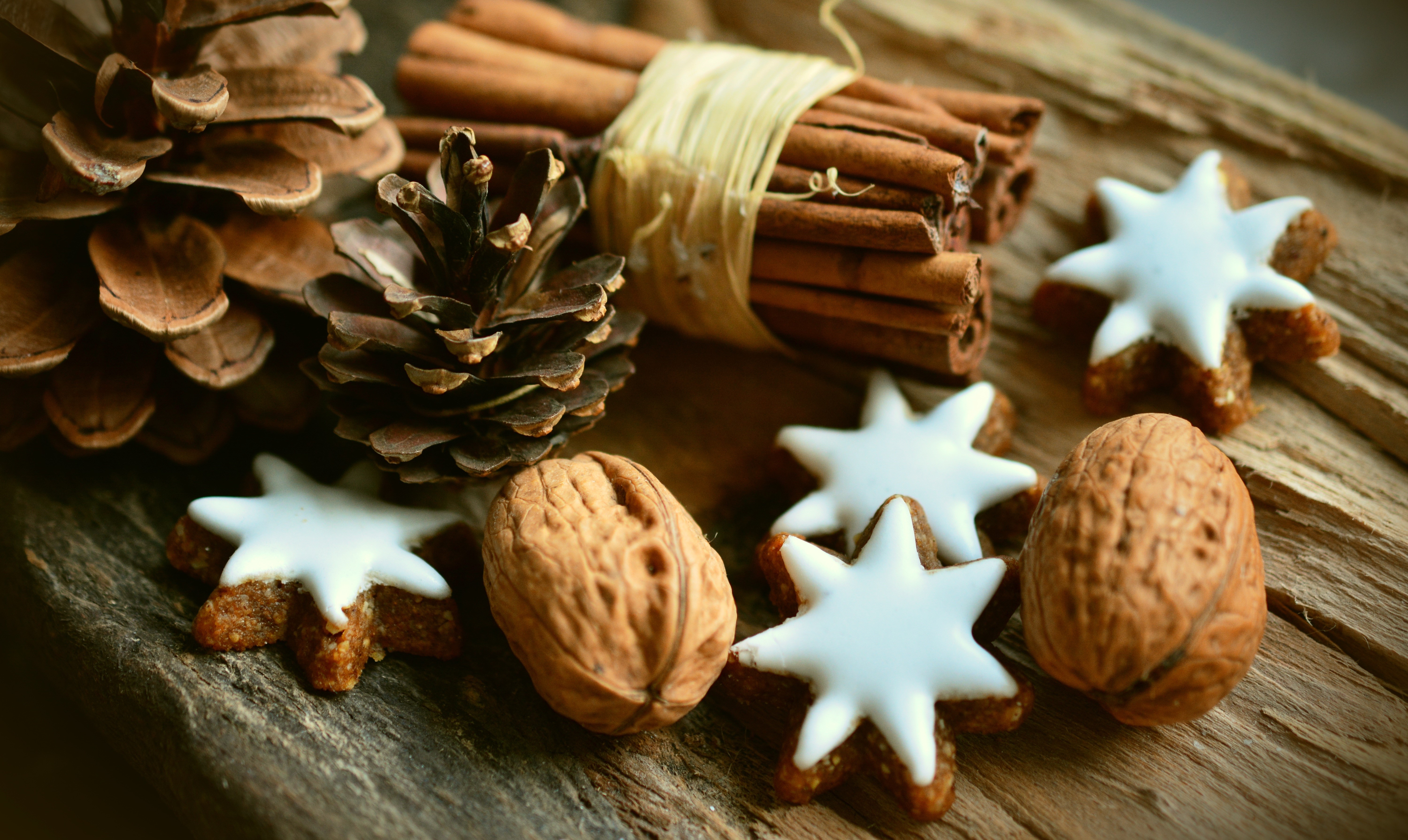 Christmas cookies, pine cones, cinnamon sticks, and walnuts HD Wallpaper