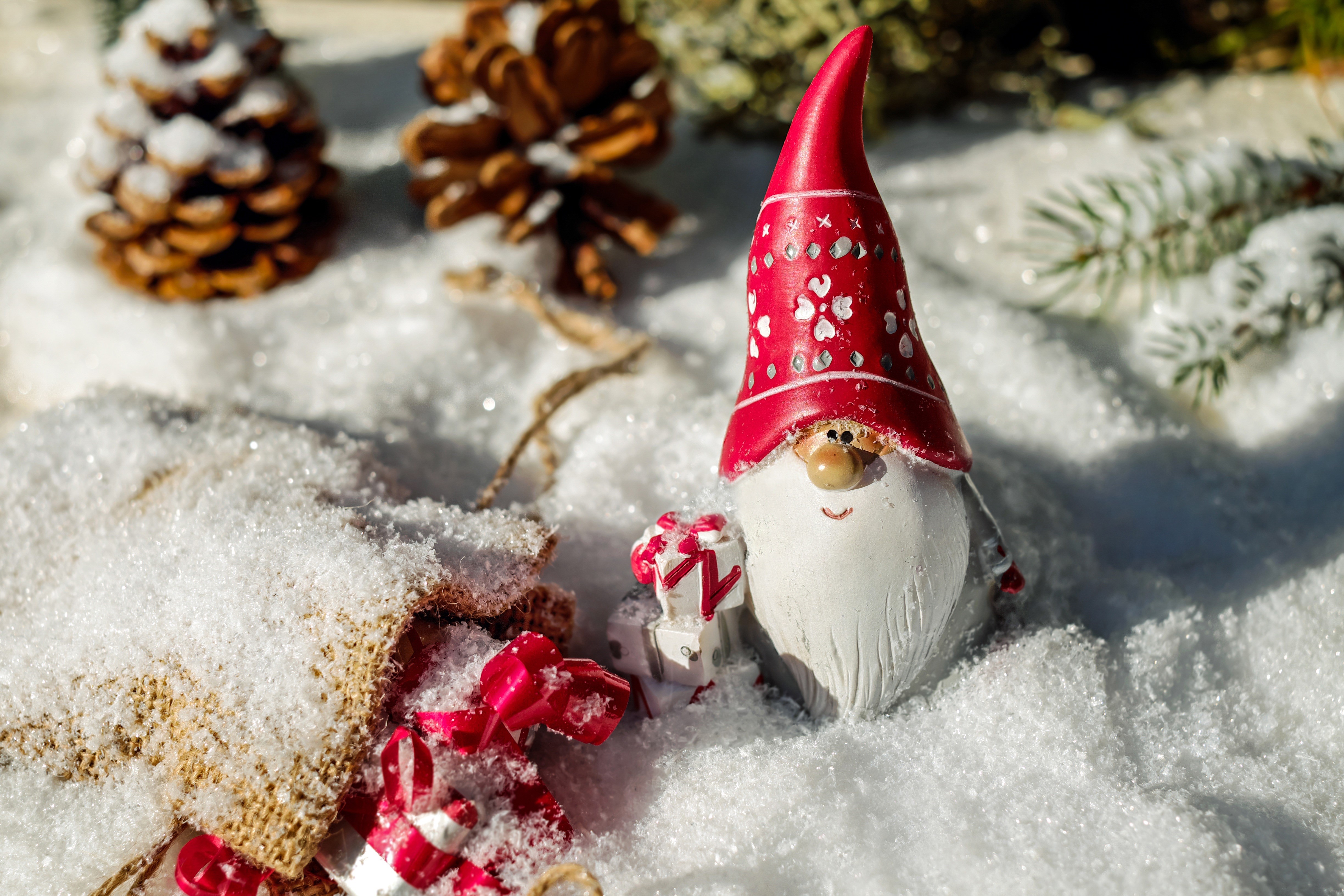 Christmas gnome with gifts in the snow HD Wallpaper
