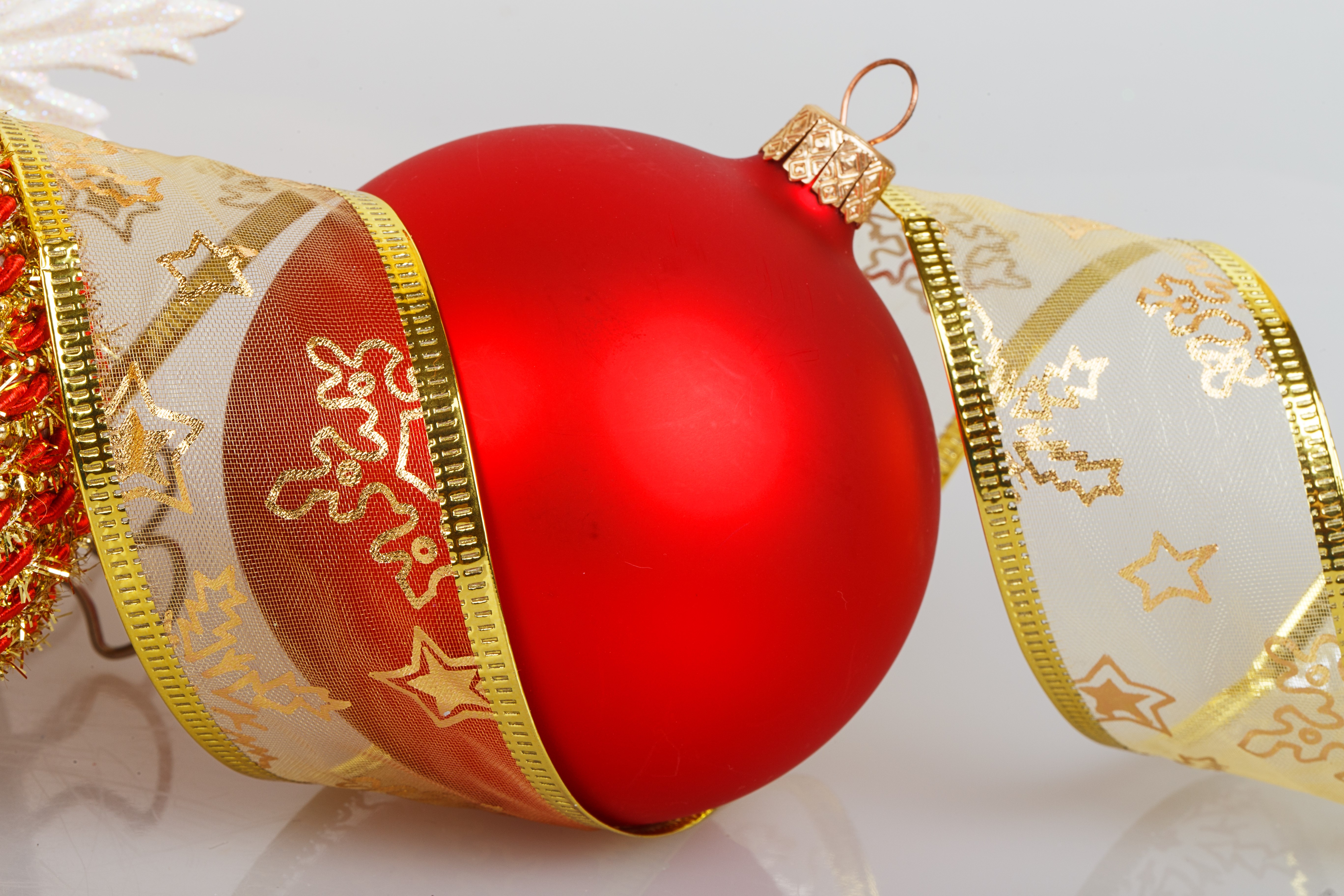 Red Christmas ornament with ribbon HD Wallpaper