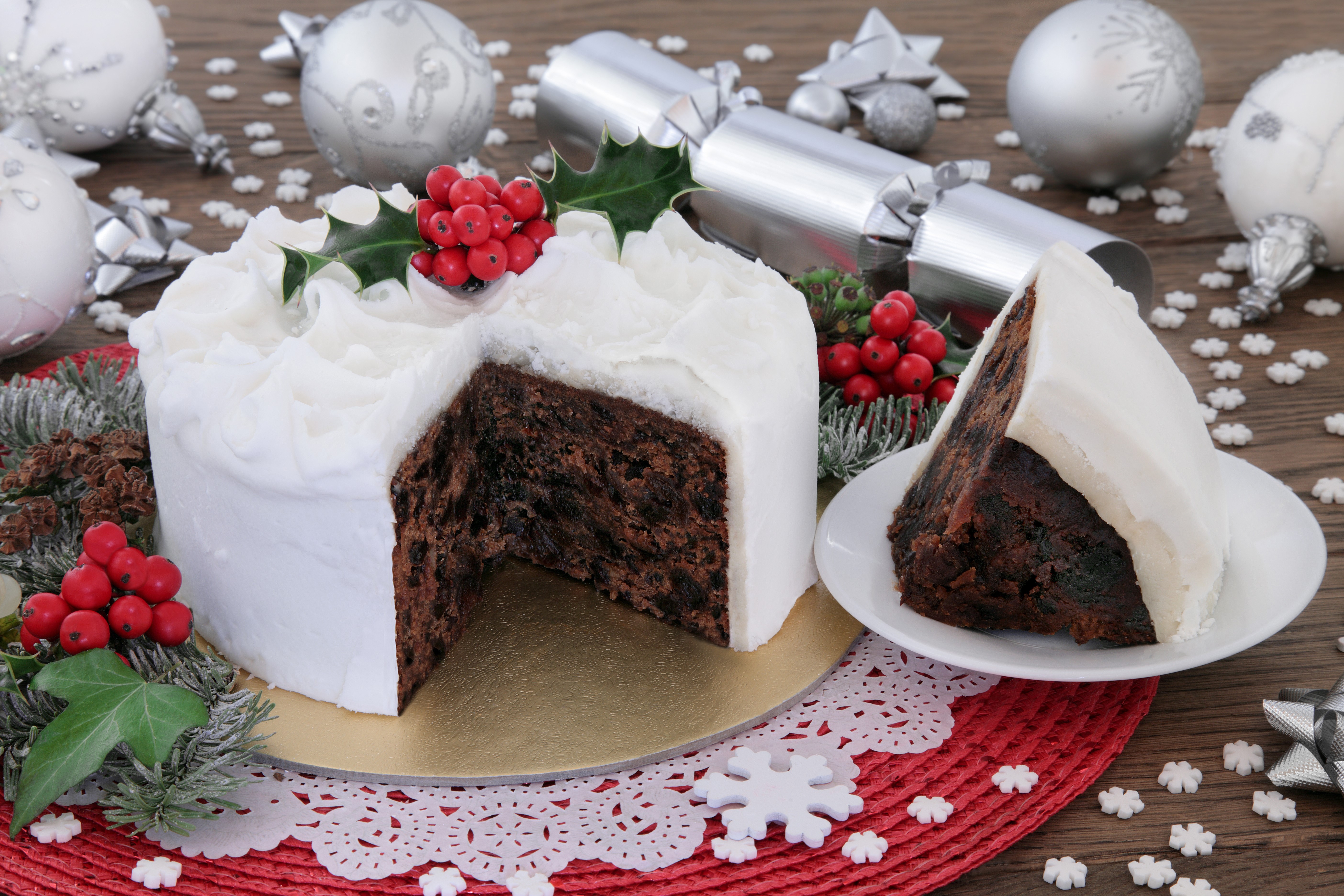 Christmas fruitcake with white icing and decorations HD Wallpaper