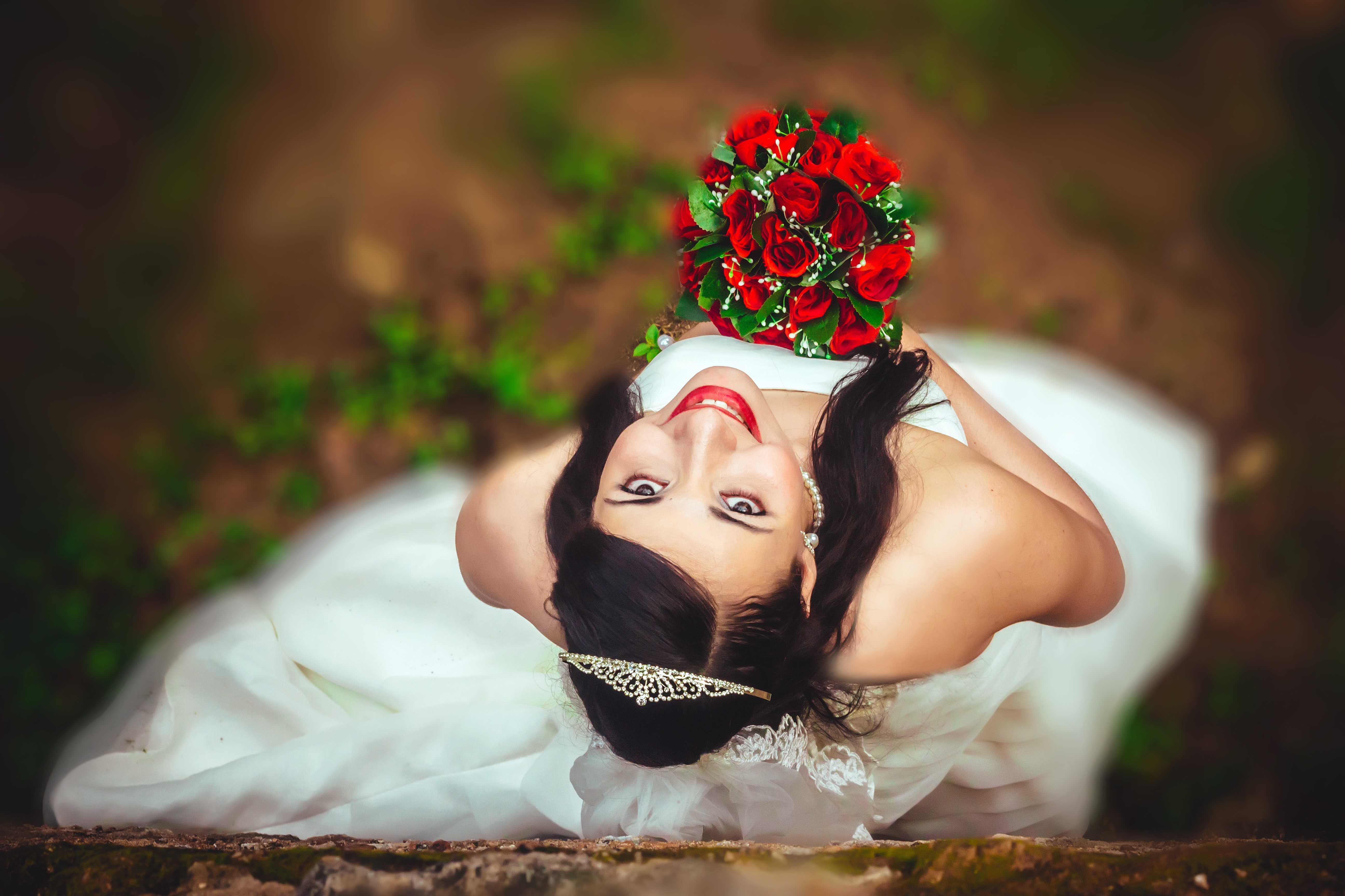 Bride with red roses bouquet wearing a tiara HD Wallpaper