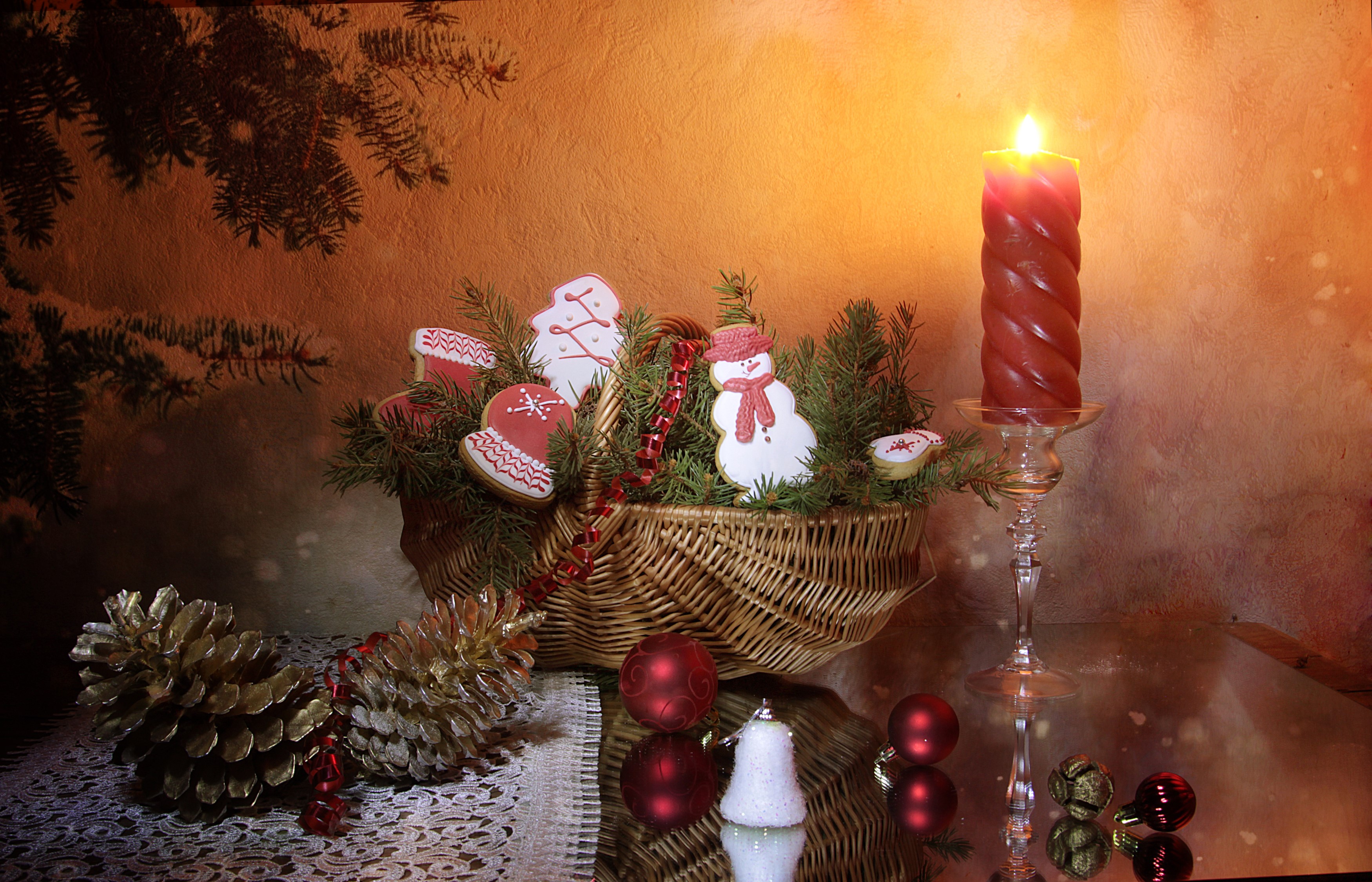Christmas cookies in a basket with a candle HD Wallpaper
