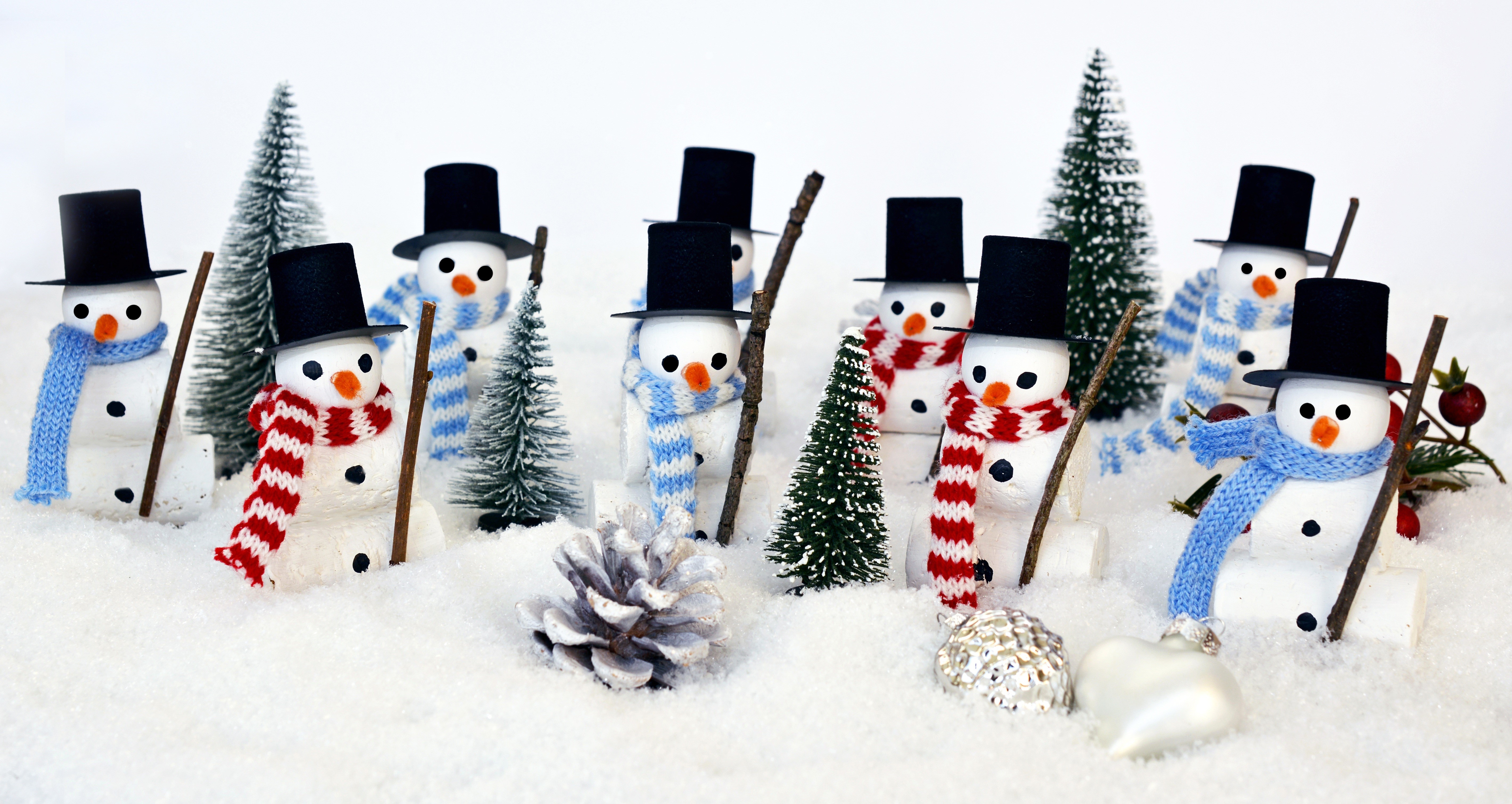Christmas snowmen with hats and scarves in the snow HD Wallpaper