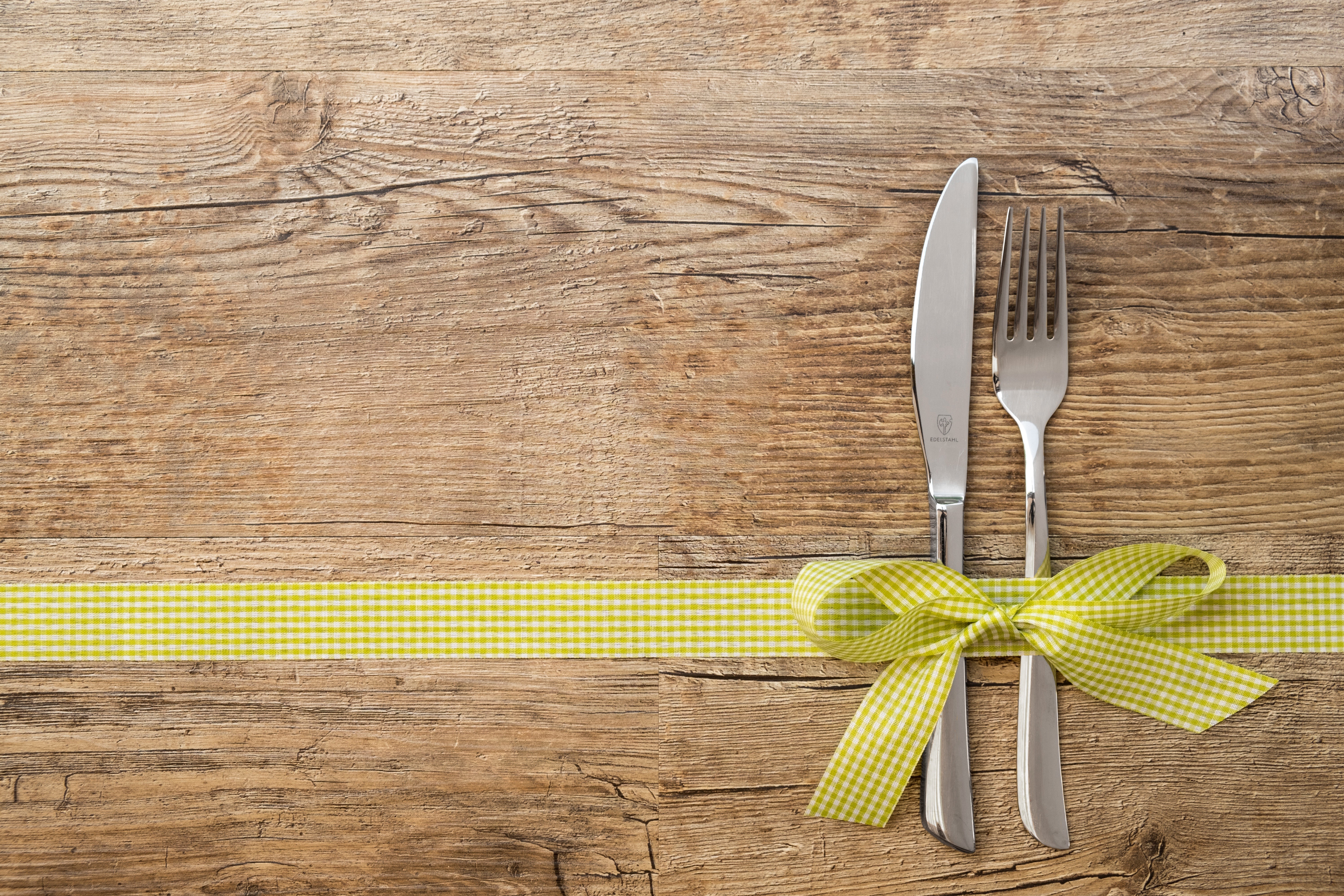 Knife and fork tied with ribbon on wood HD Wallpaper