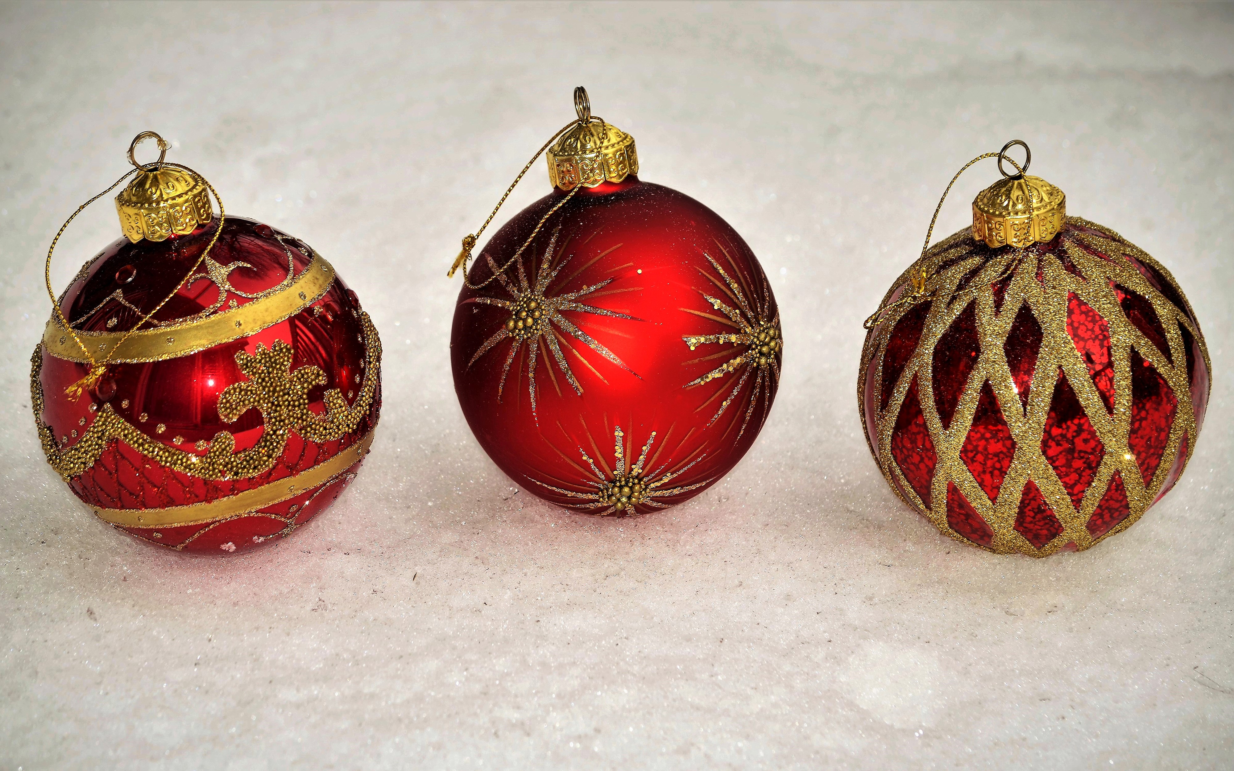 Three red Christmas balls with gold decorations HD Wallpaper