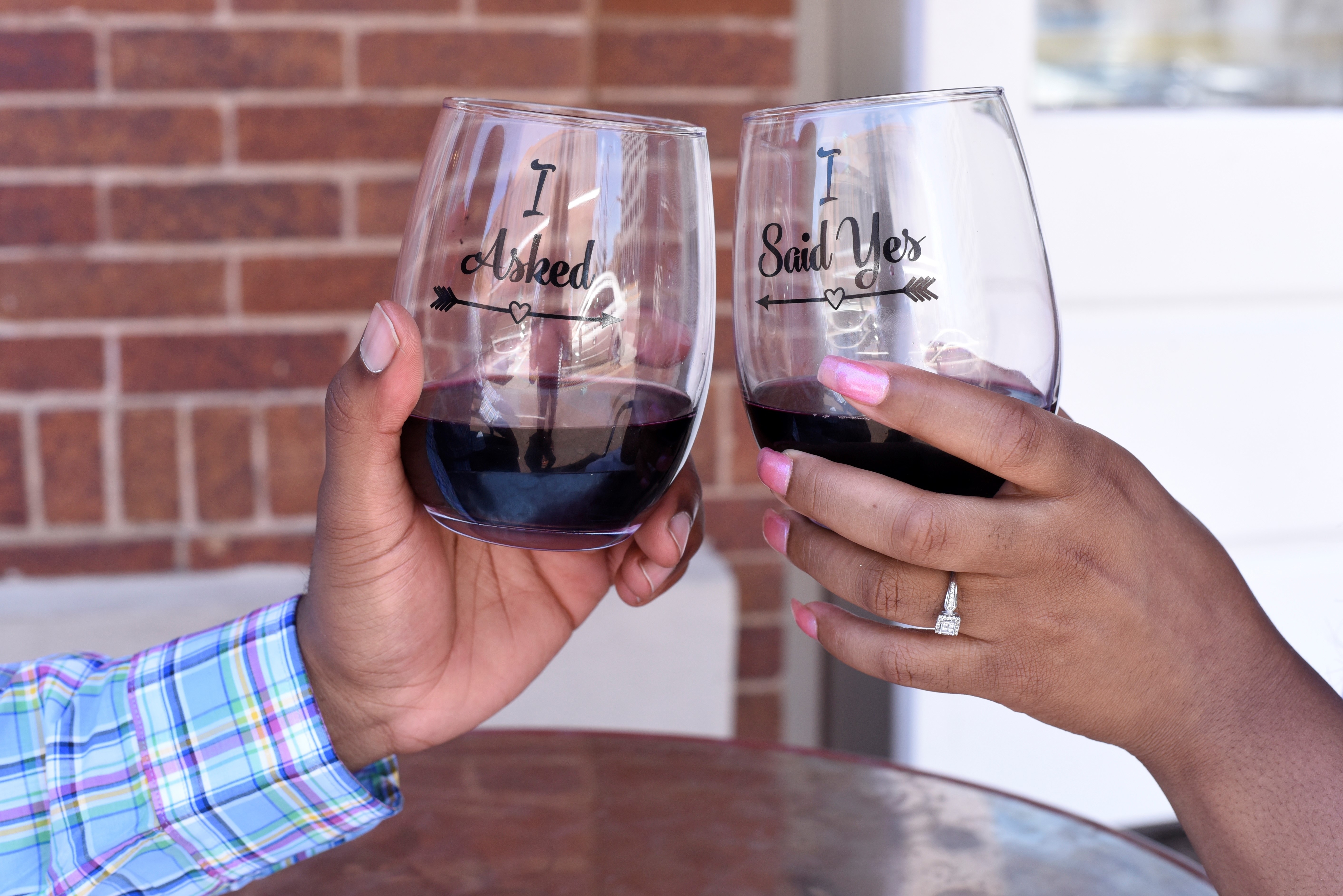 Couple toasting with wine glasses HD Wallpaper