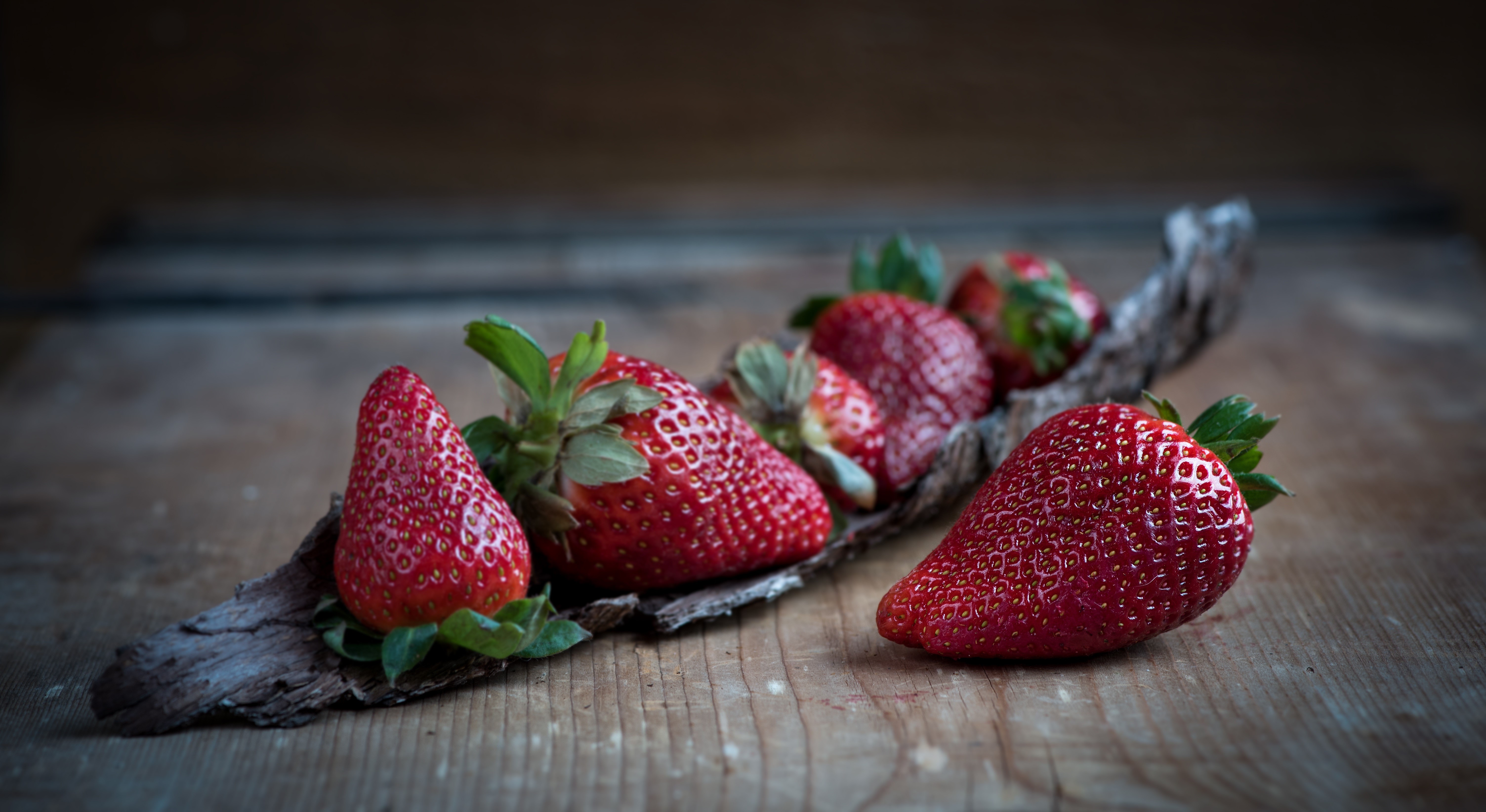 Strawberries on a piece of wood HD Wallpaper
