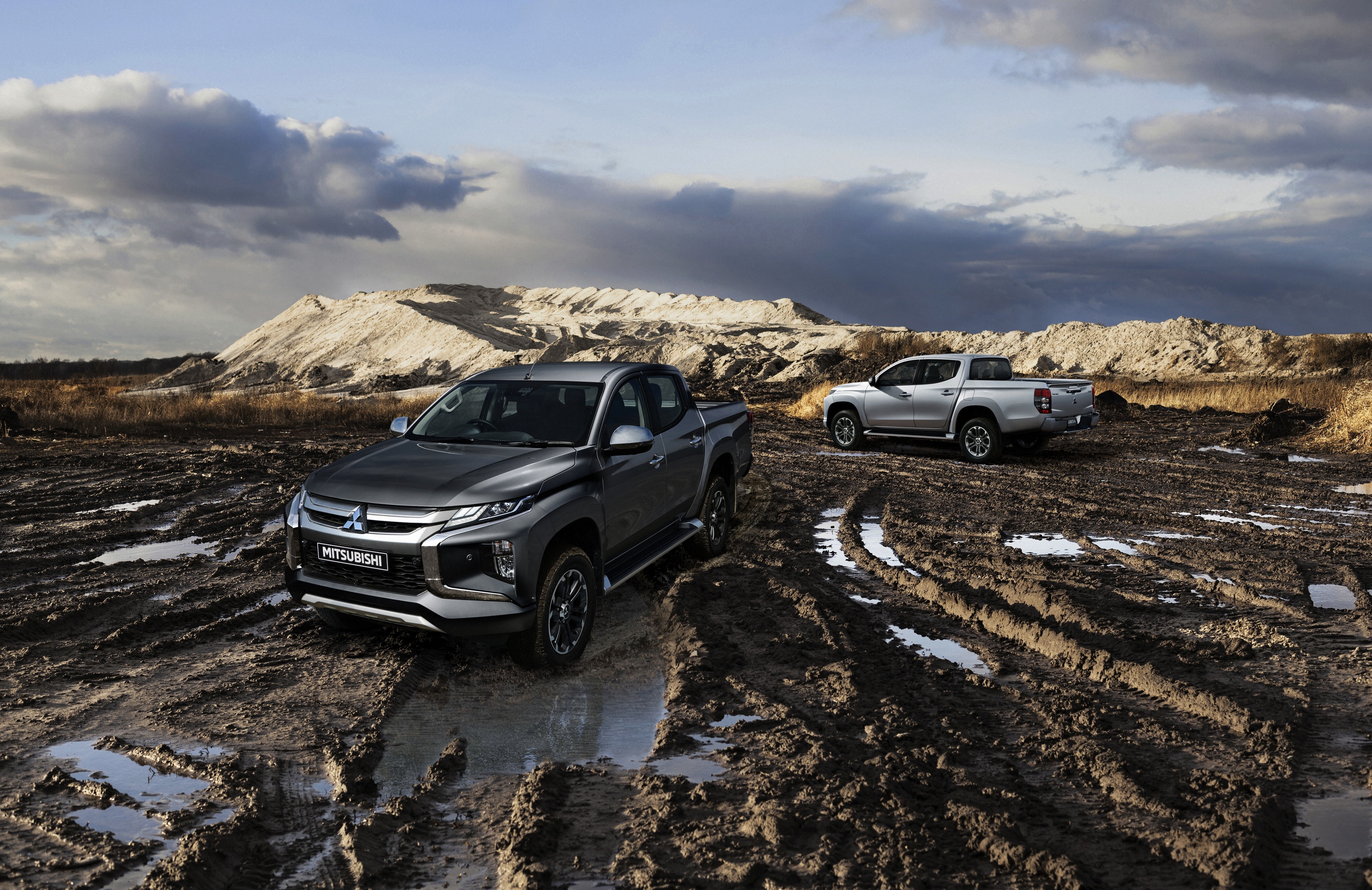 Mitsubishi Double Cab L200 Triton 2019 in mud HD Wallpaper