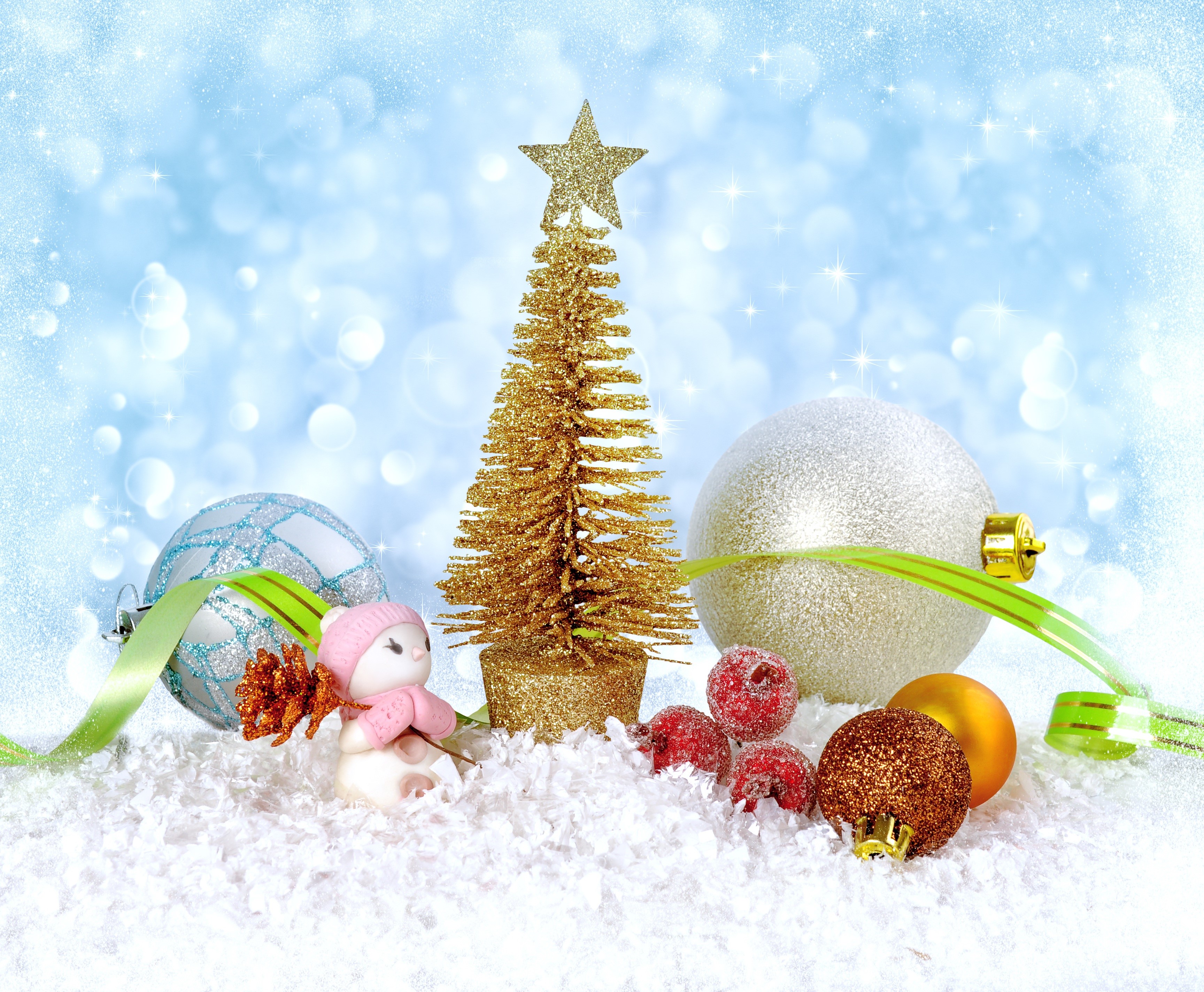 Christmas tree with ornaments and snow HD Wallpaper