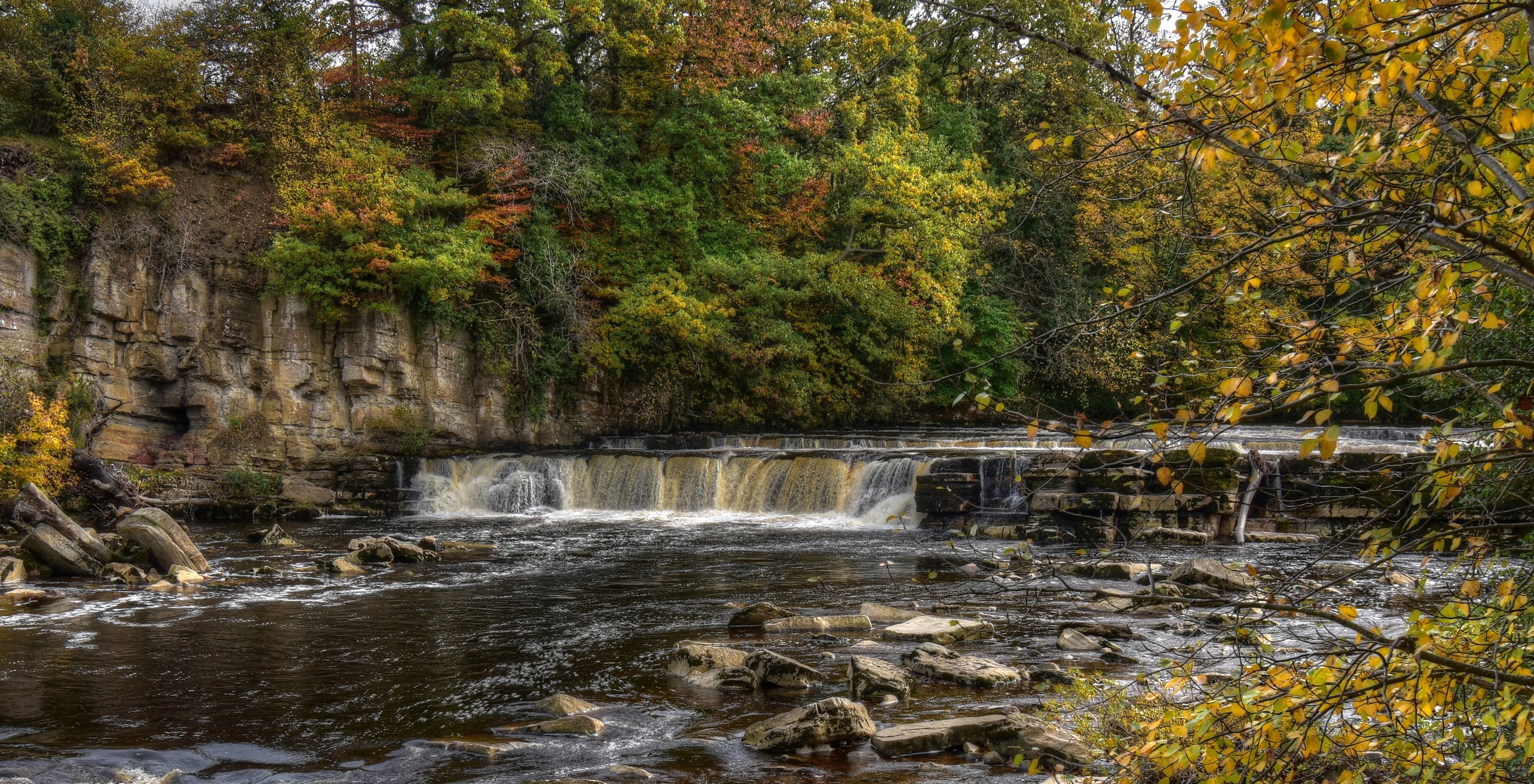 Waterfall in Richmond, England during Autumn HD Wallpaper