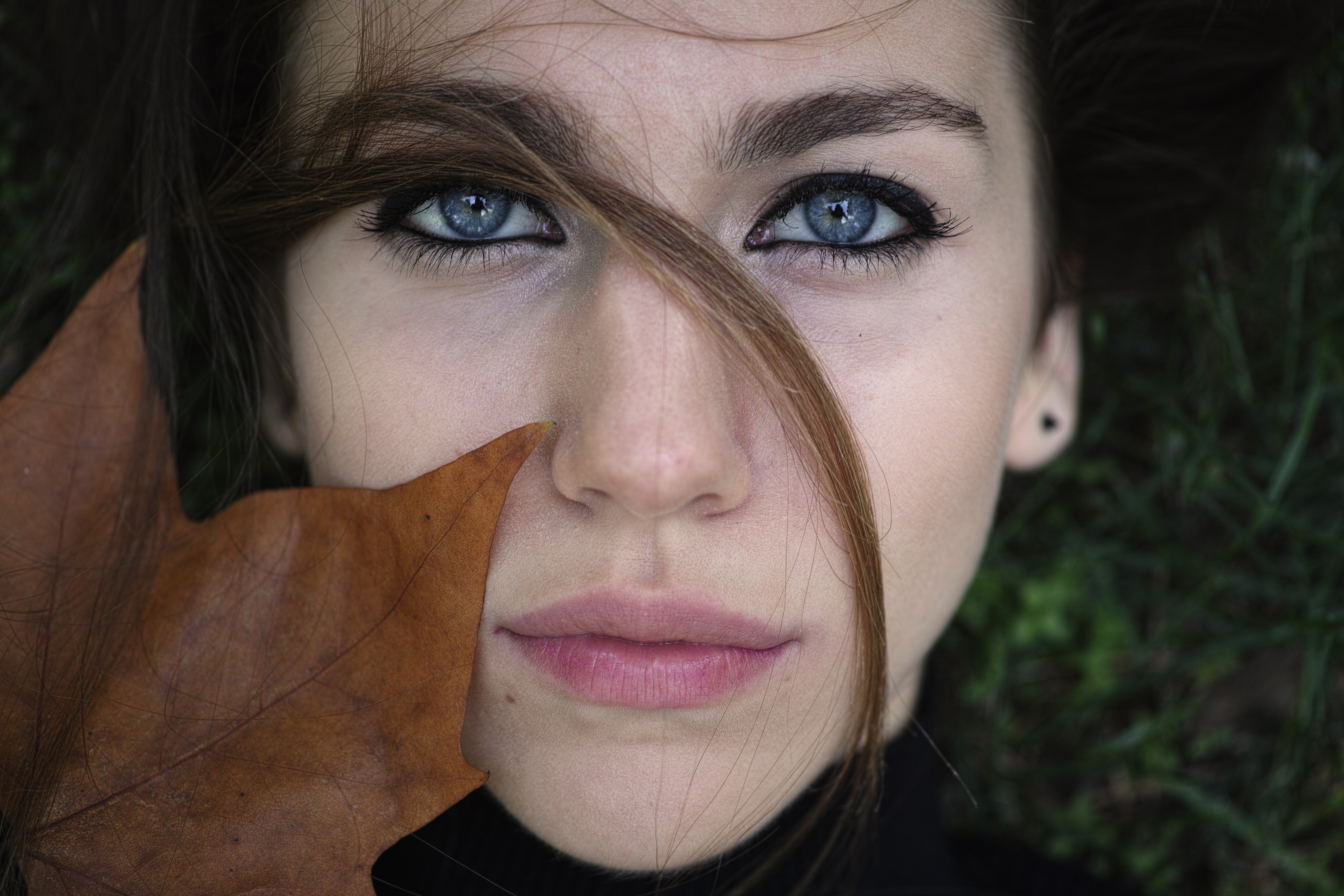 Woman with blue eyes and brown hair, autumn leaf HD Wallpaper