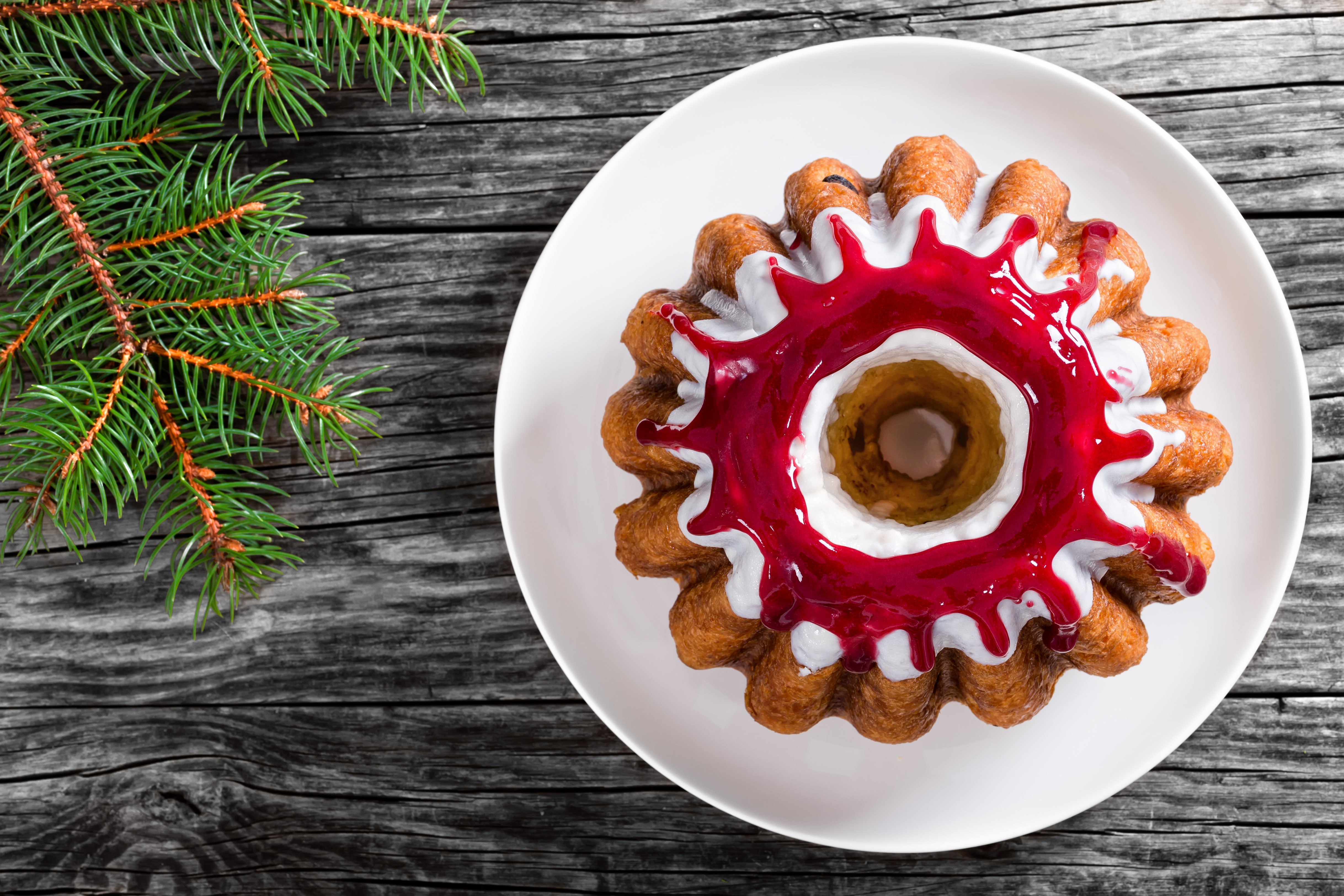 Bundt cake with jam and icing on a plate HD Wallpaper