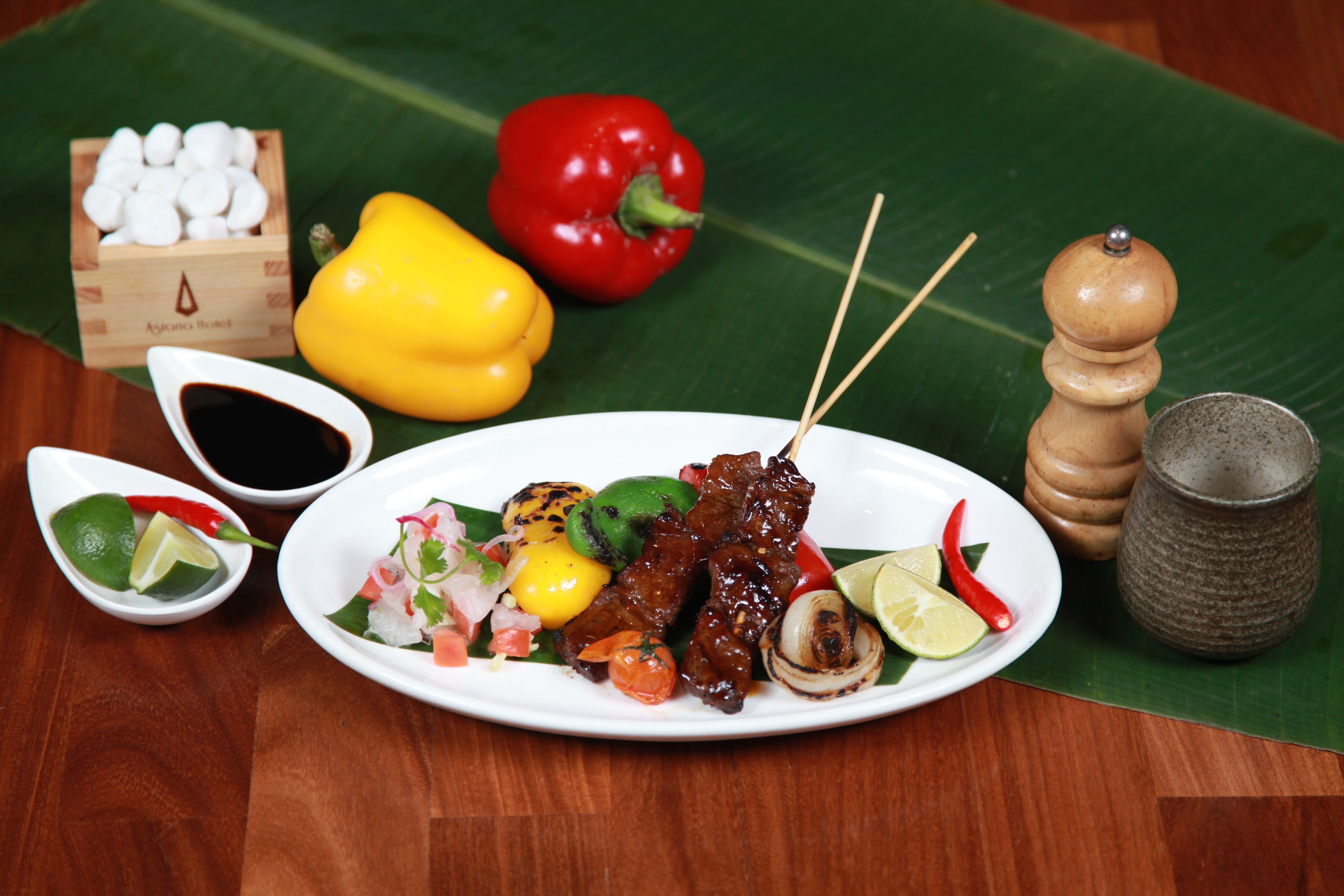 Barbecue skewers with bell peppers and spices HD Wallpaper