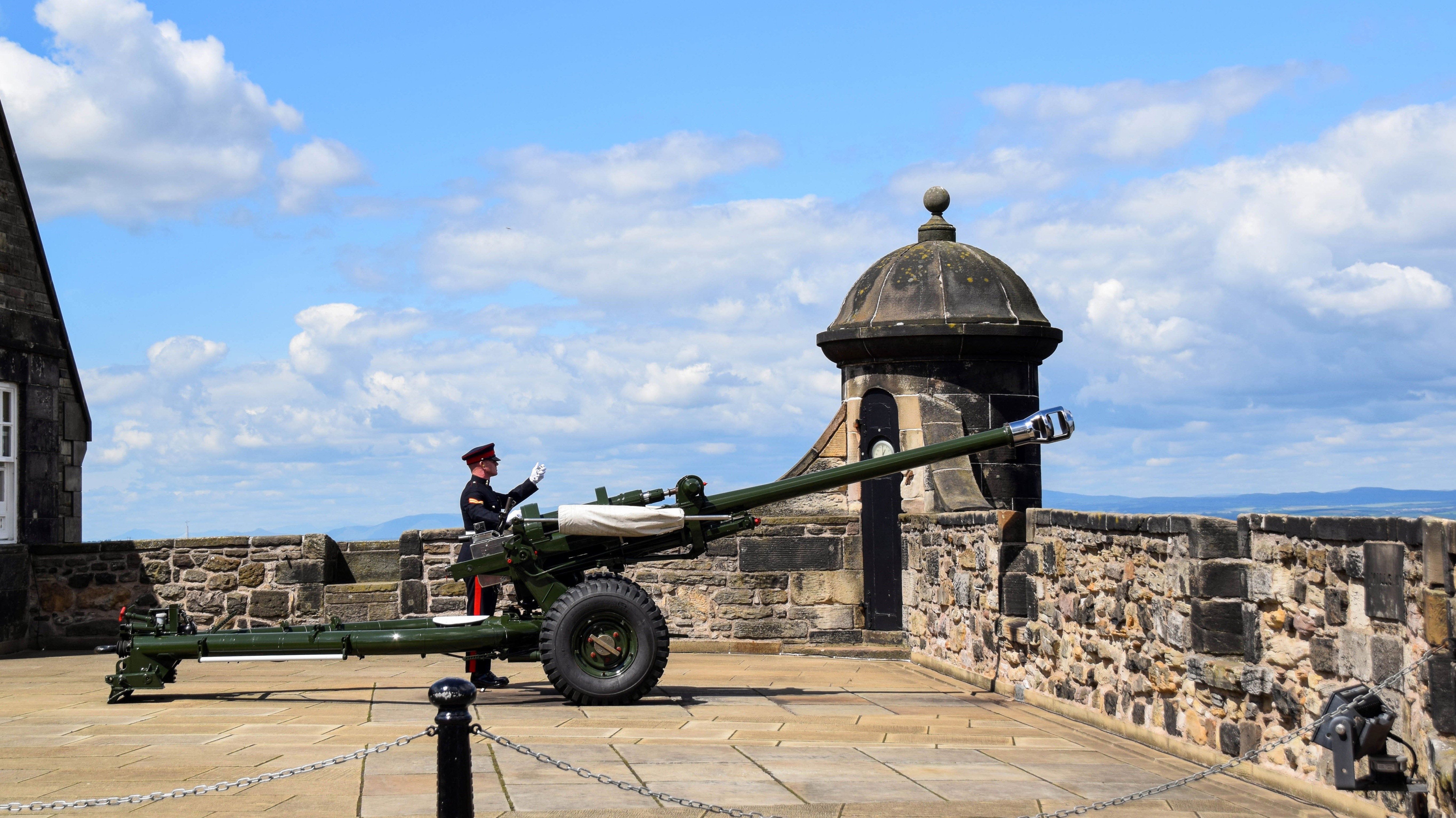 Soldier with Cannon at Edinburgh Castle HD Wallpaper