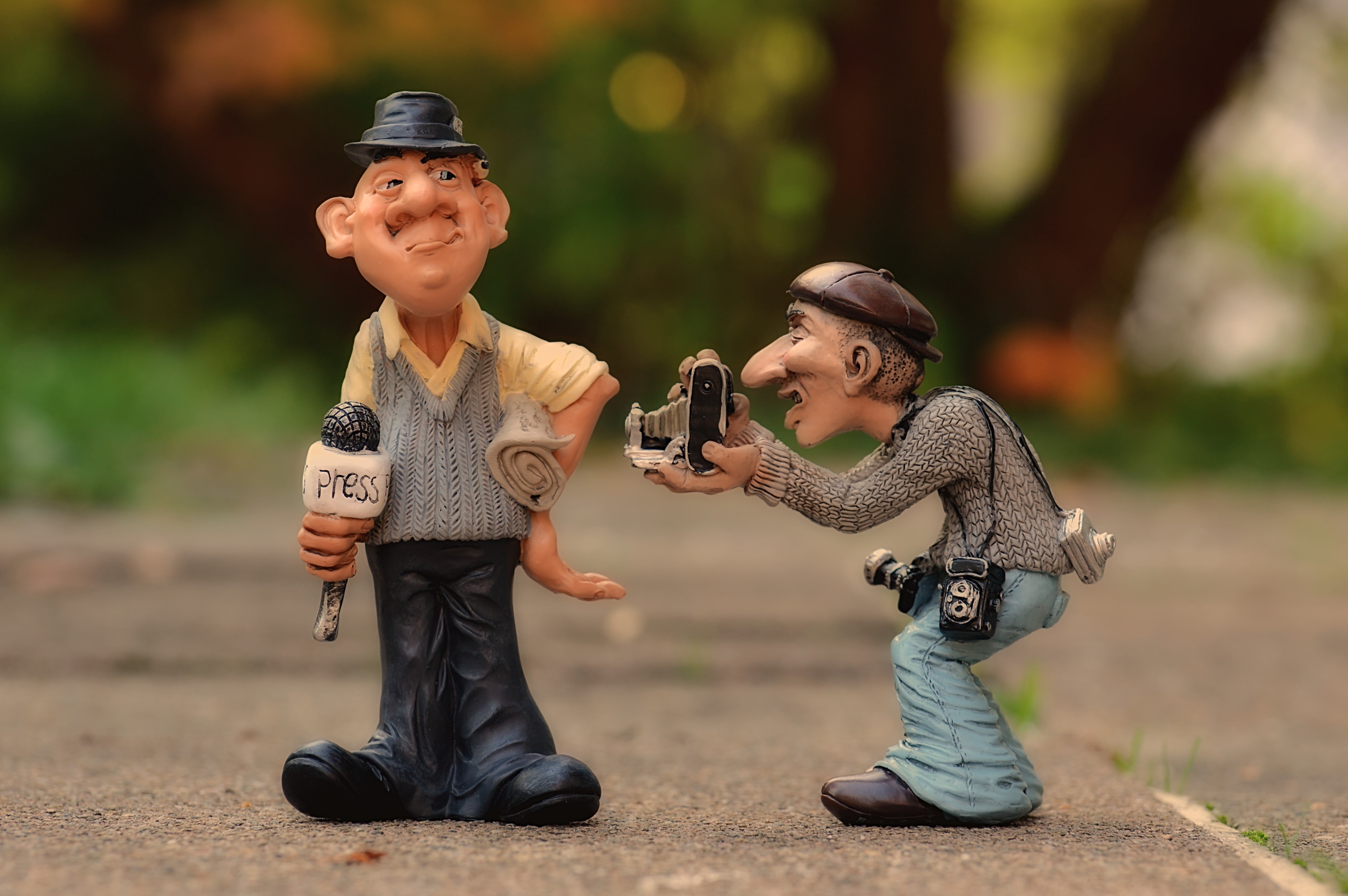 Two cartoon figures, a reporter and a photographer HD Wallpaper
