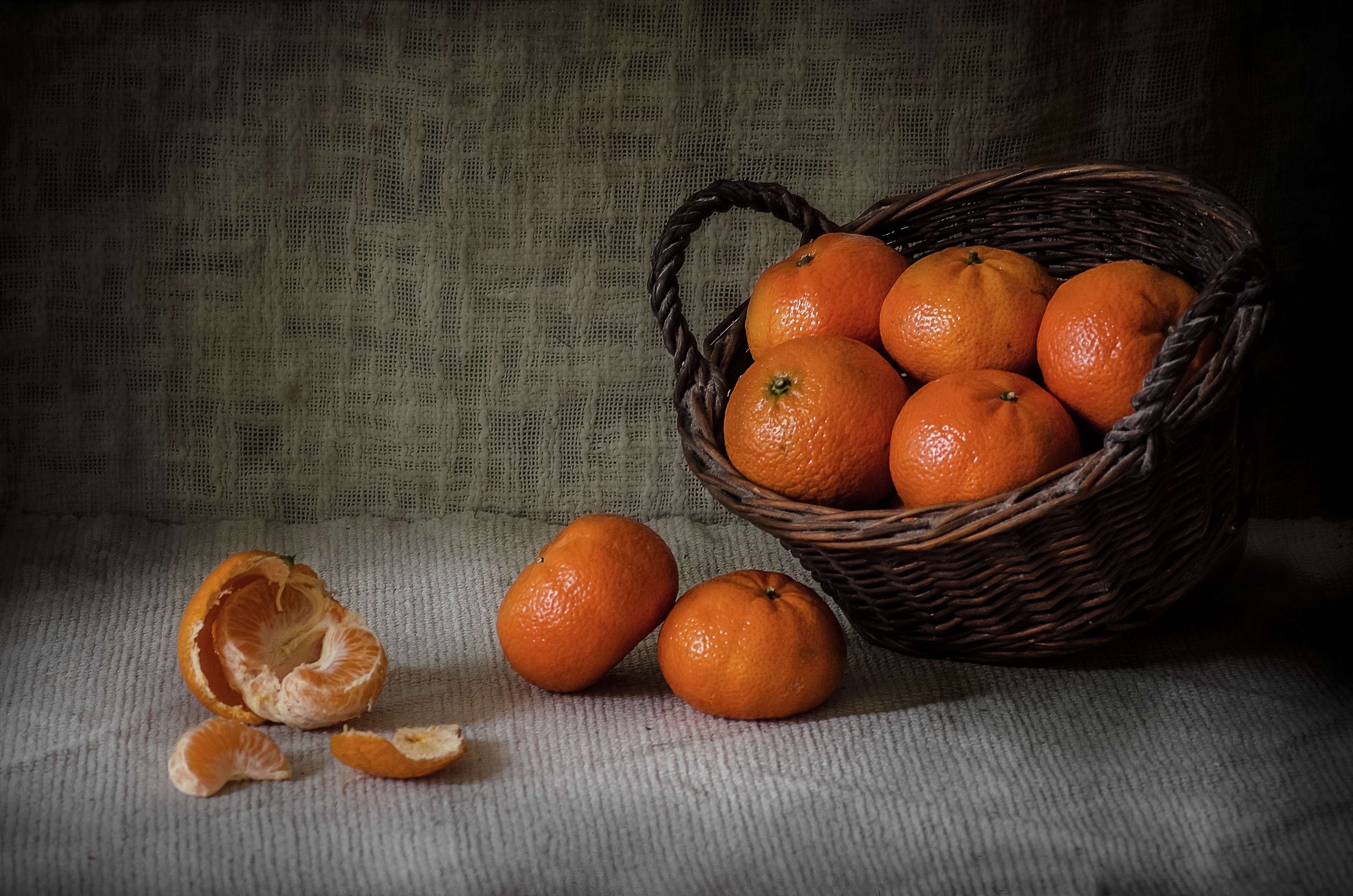 Tangerines in a wicker basket HD Wallpaper