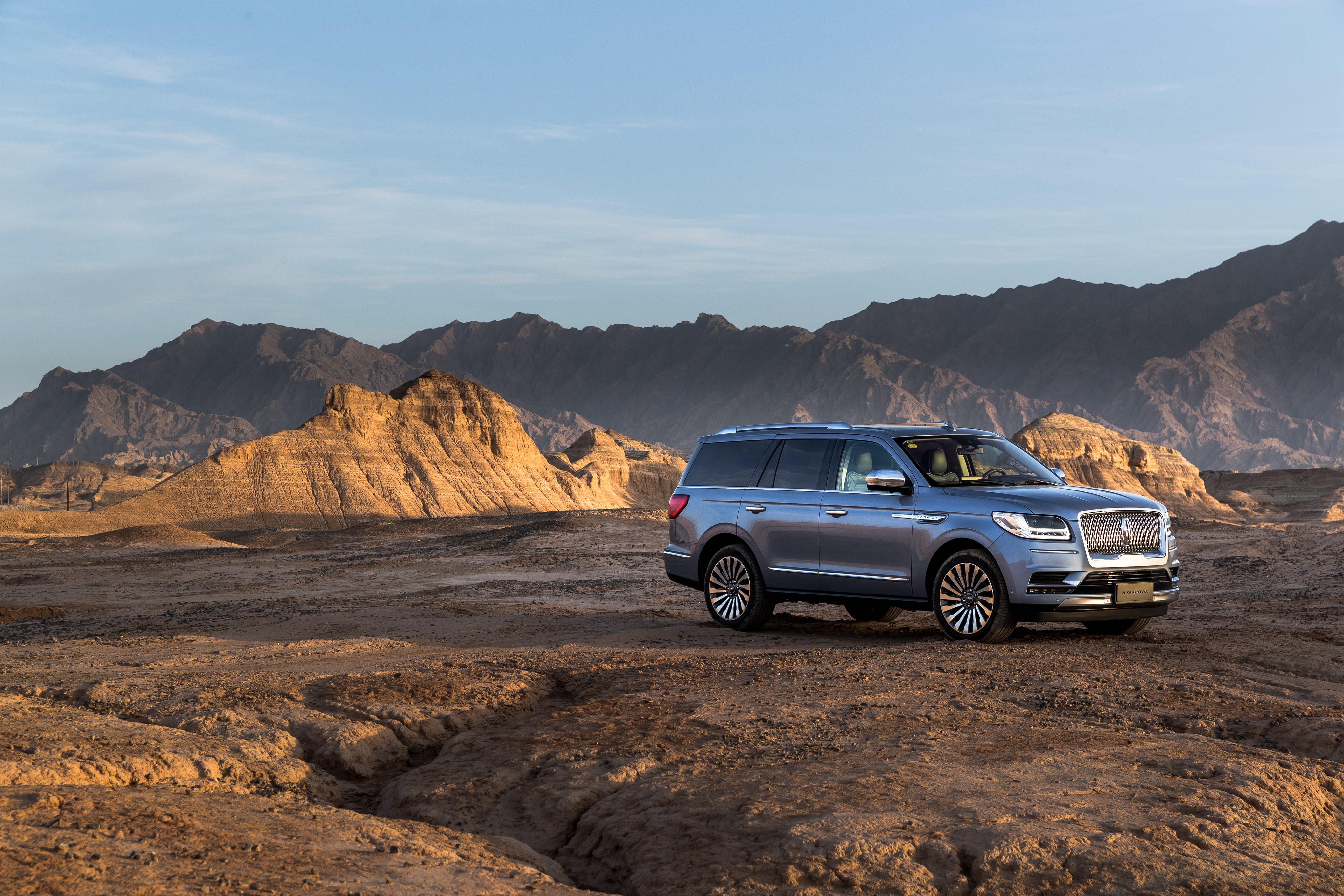 2017-18 Lincoln Navigator Presidential in desert landscape HD Wallpaper