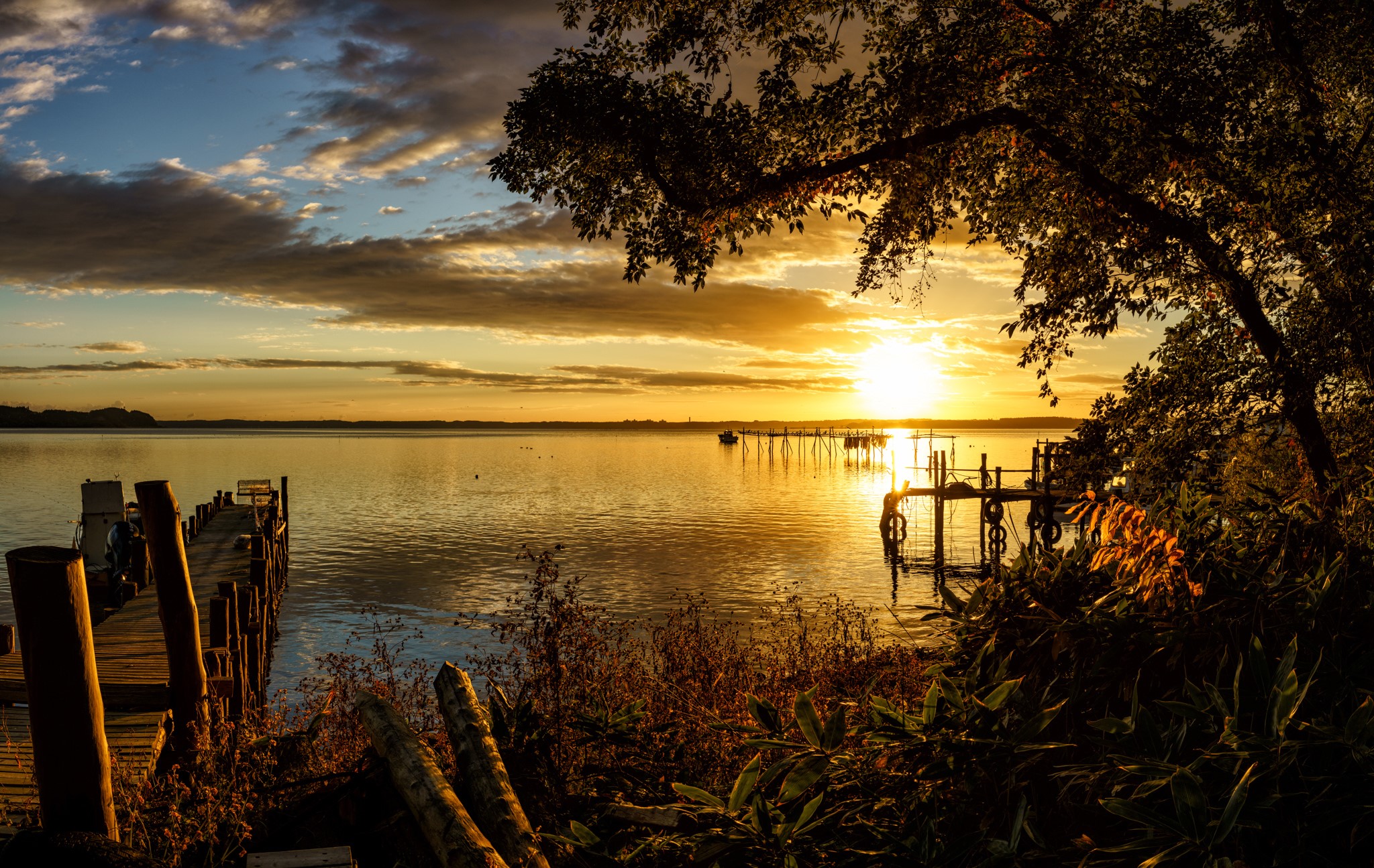 Sunset over Lake Ogawara with wooden piers HD Wallpaper