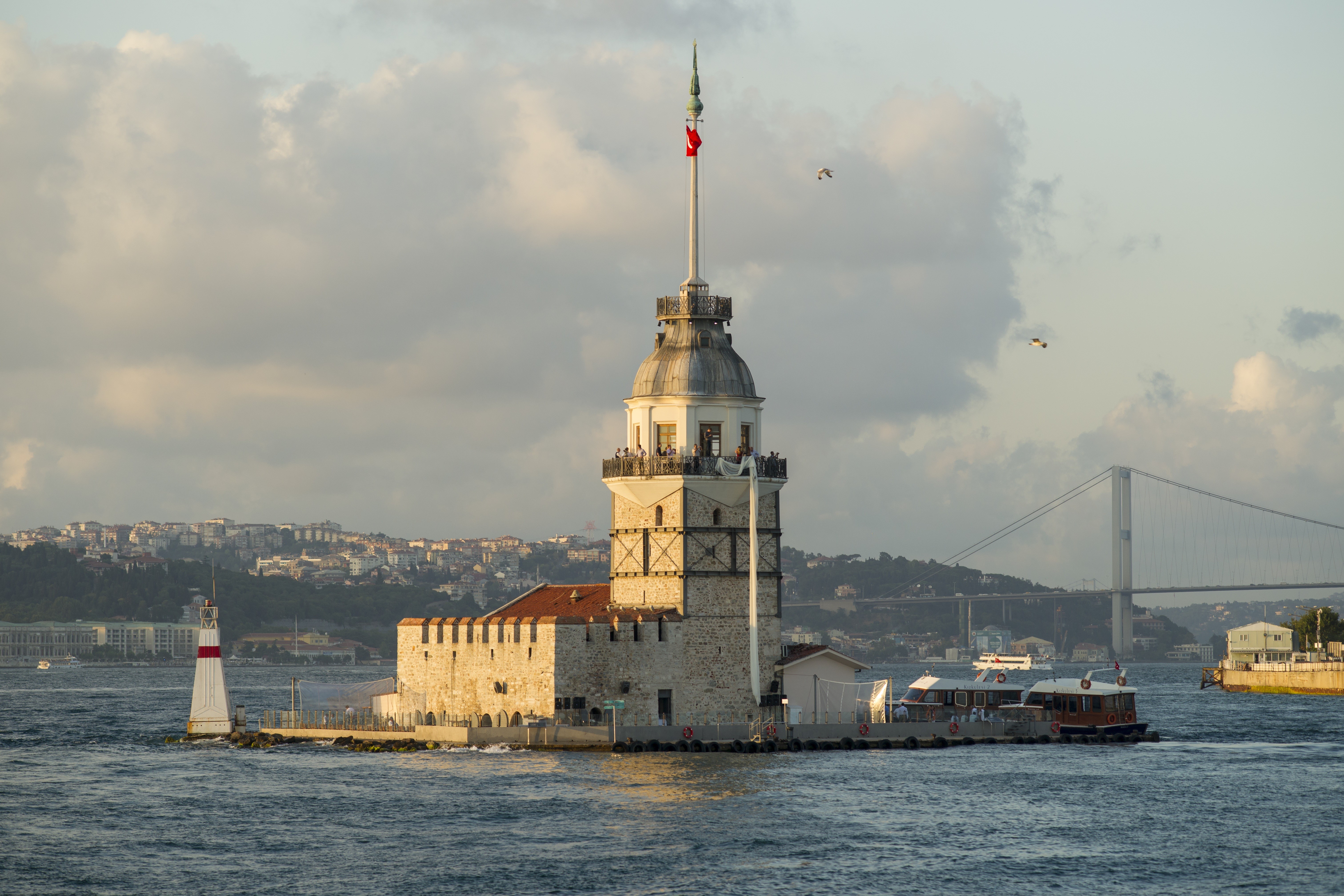 Maiden Tower Kiz Kulesi on Bosphorus, Istanbul, Turkey HD Wallpaper