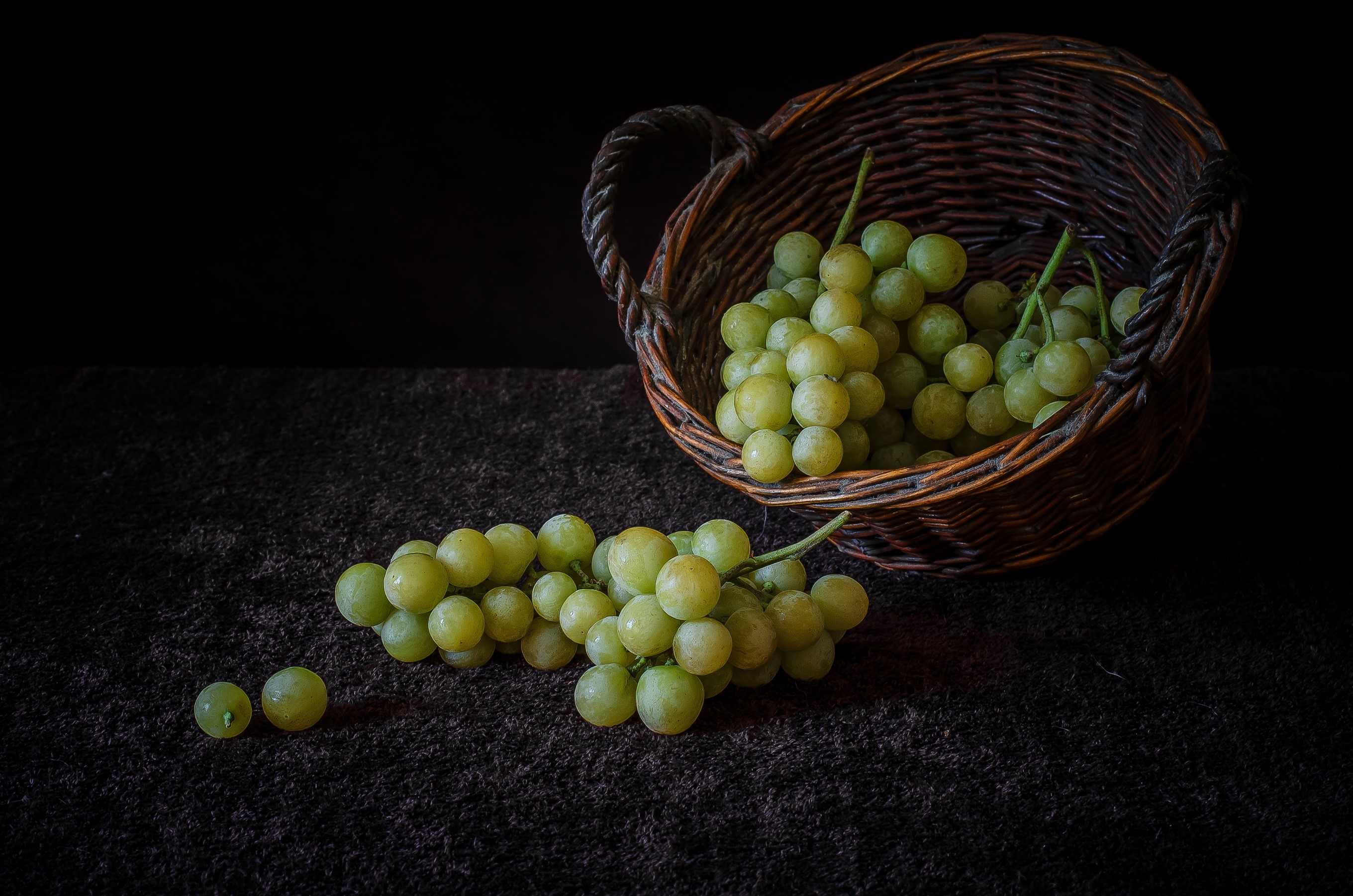 Grapes in a wicker basket still-life HD Wallpaper