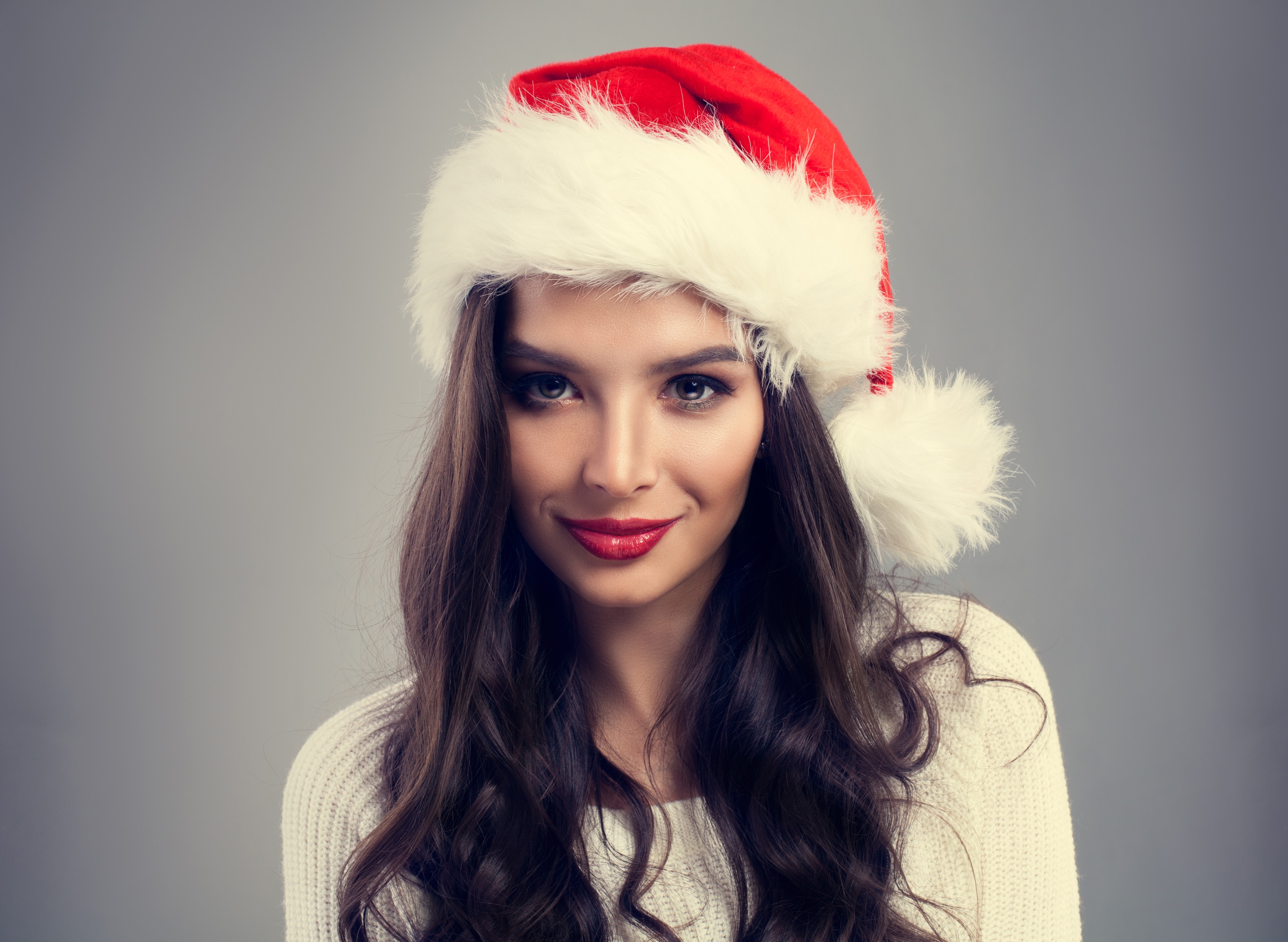 Brunette girl wearing a Santa hat HD Wallpaper