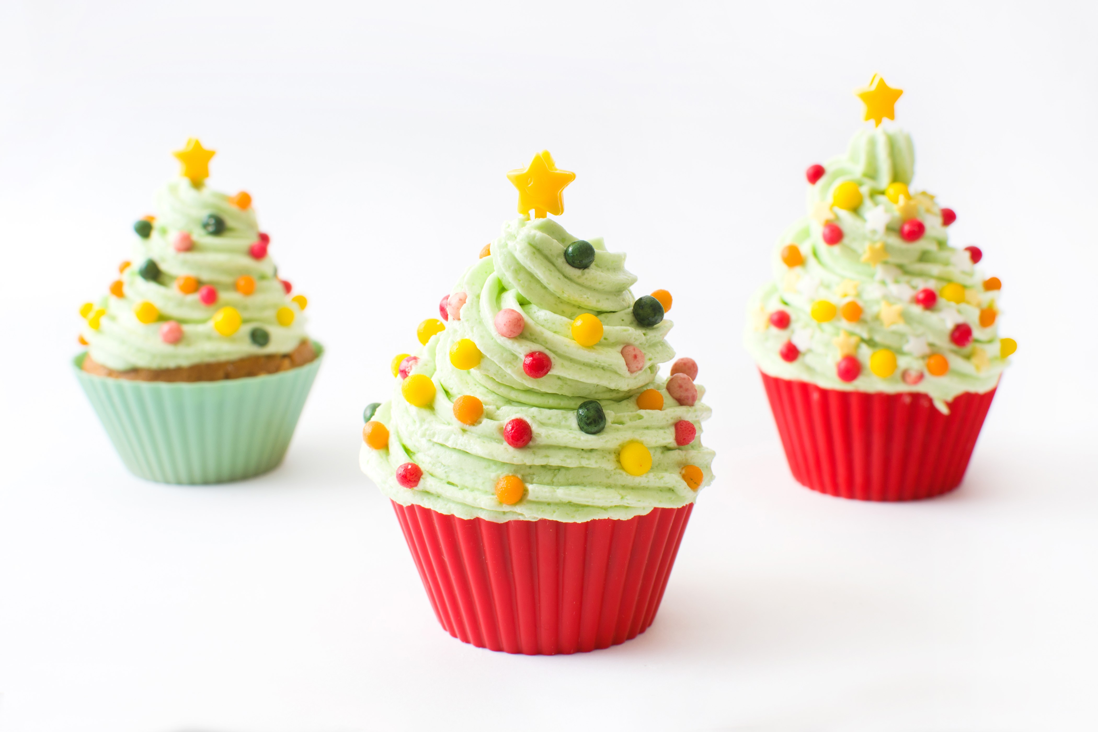 Three Christmas tree cupcakes with sprinkles HD Wallpaper