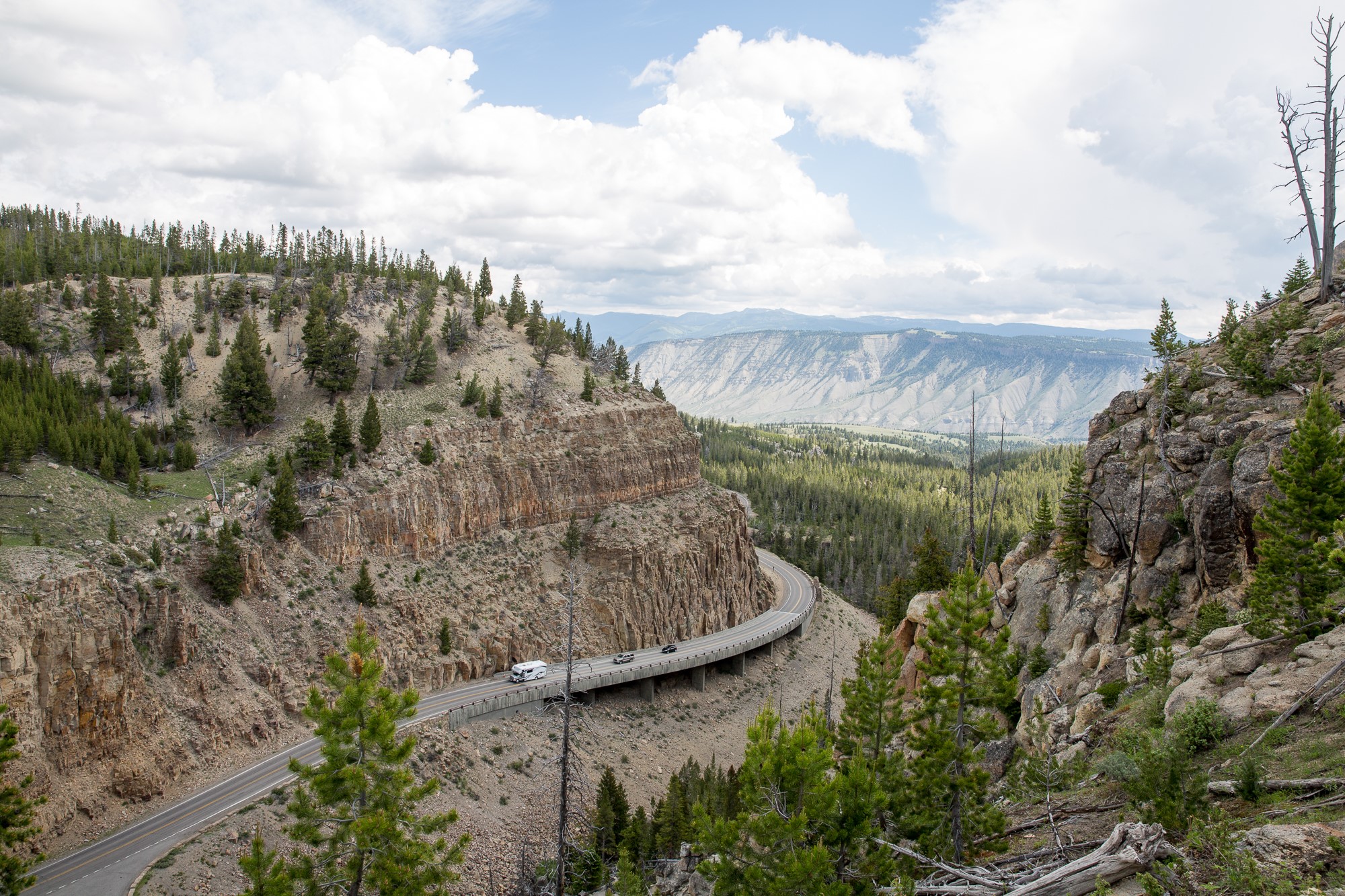 Grand Loop Road through Golden Gate Canyon, Yellowstone HD Wallpaper