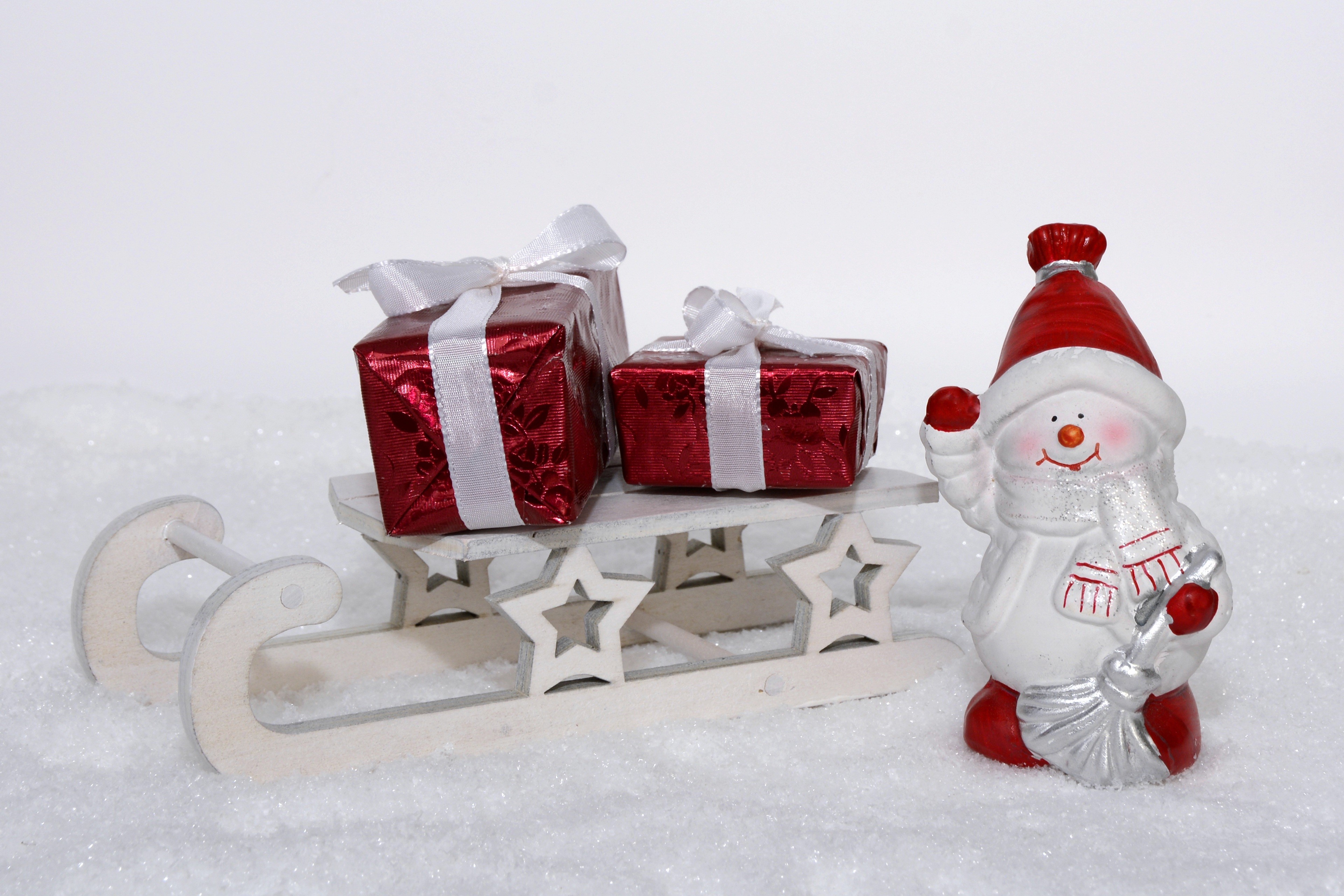 Christmas sled with gifts and snowman HD Wallpaper