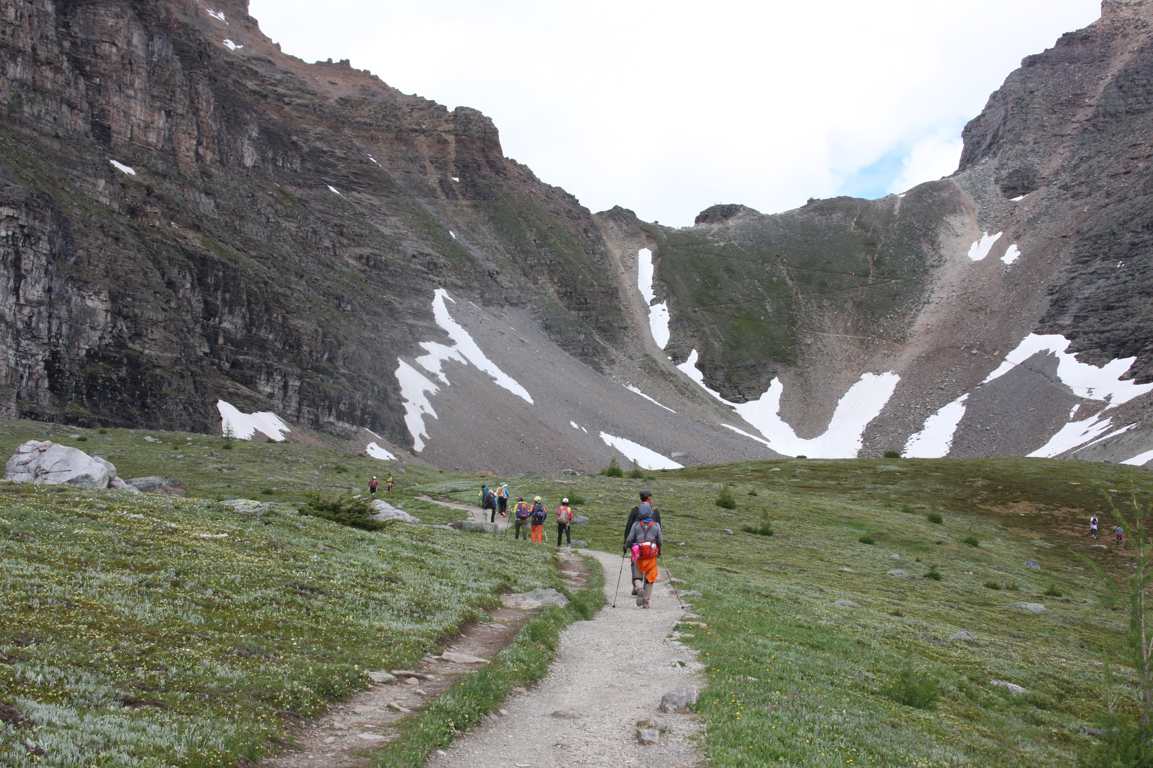 People hiking on a mountain trail in Banff National Park, Canada HD Wallpaper