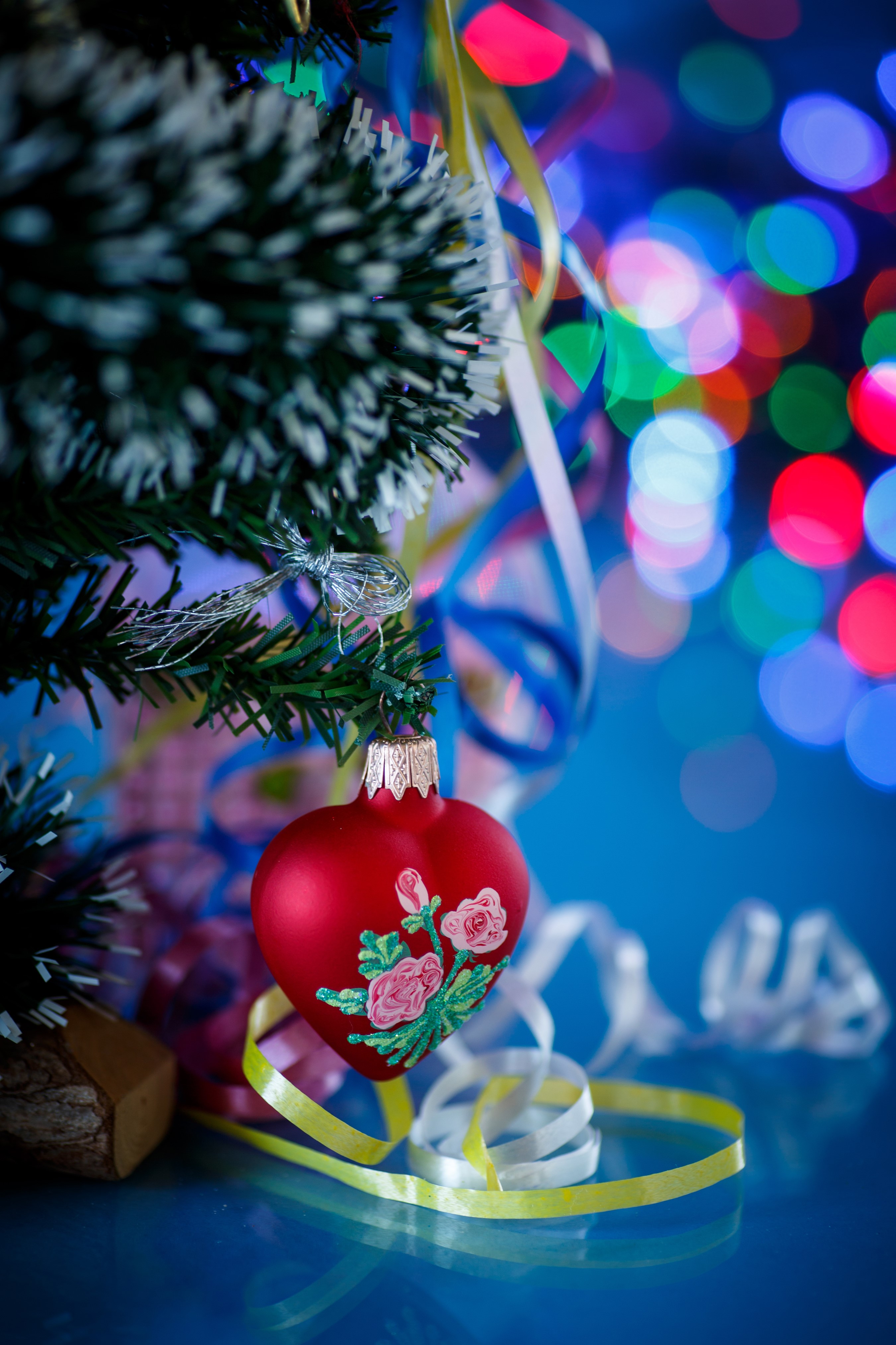 Christmas tree ornament with heart and flowers HD Phone Wallpaper