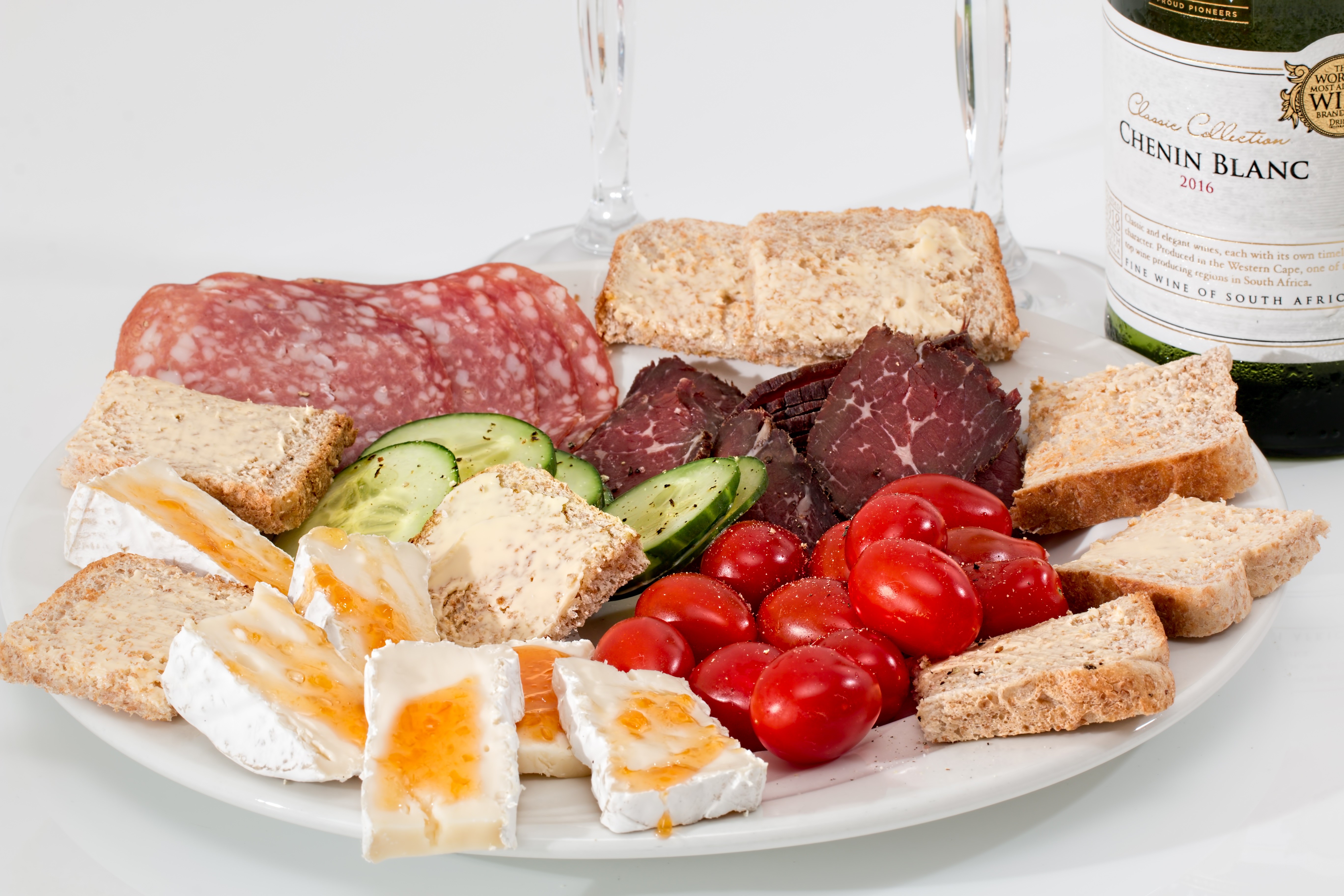 Cheese, Salami, Biltong, Bread, Tomatoes, Cucumbers on Plate with Wine HD Wallpaper