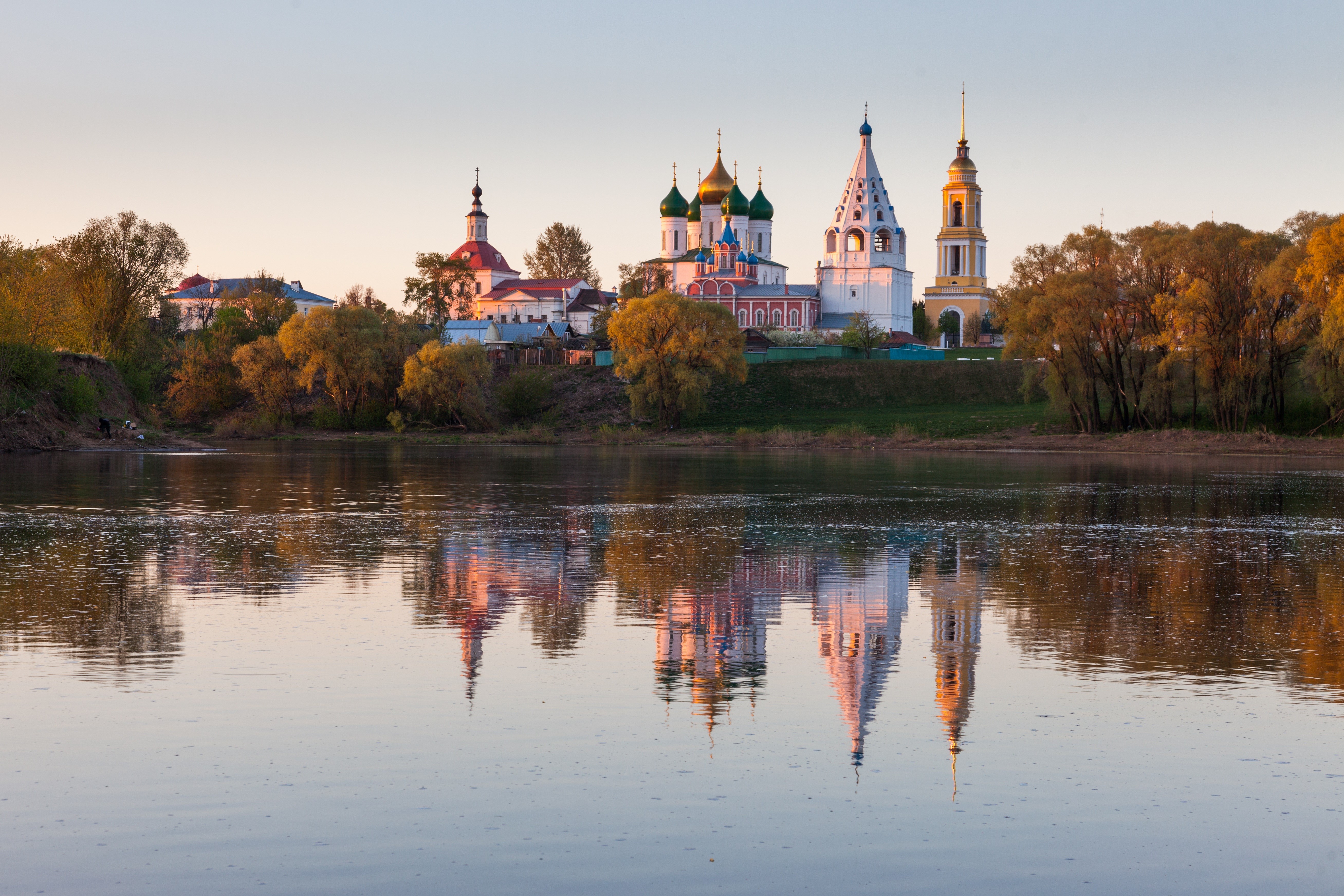 Kolomna churches reflected in river at sunrise HD Wallpaper