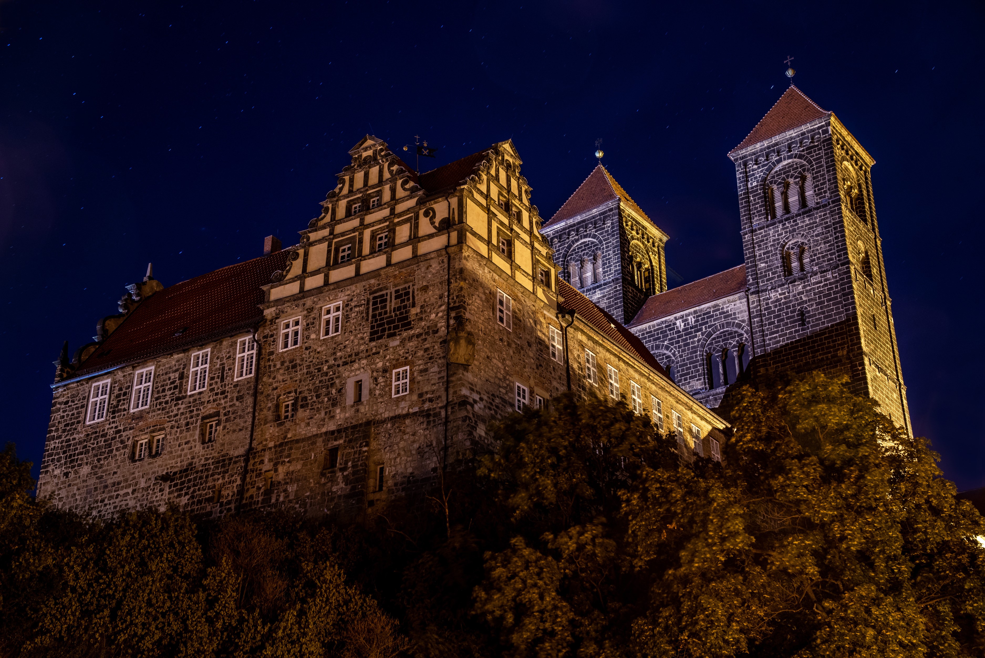 Schloss Quedlinburg at night under a starry sky HD Wallpaper