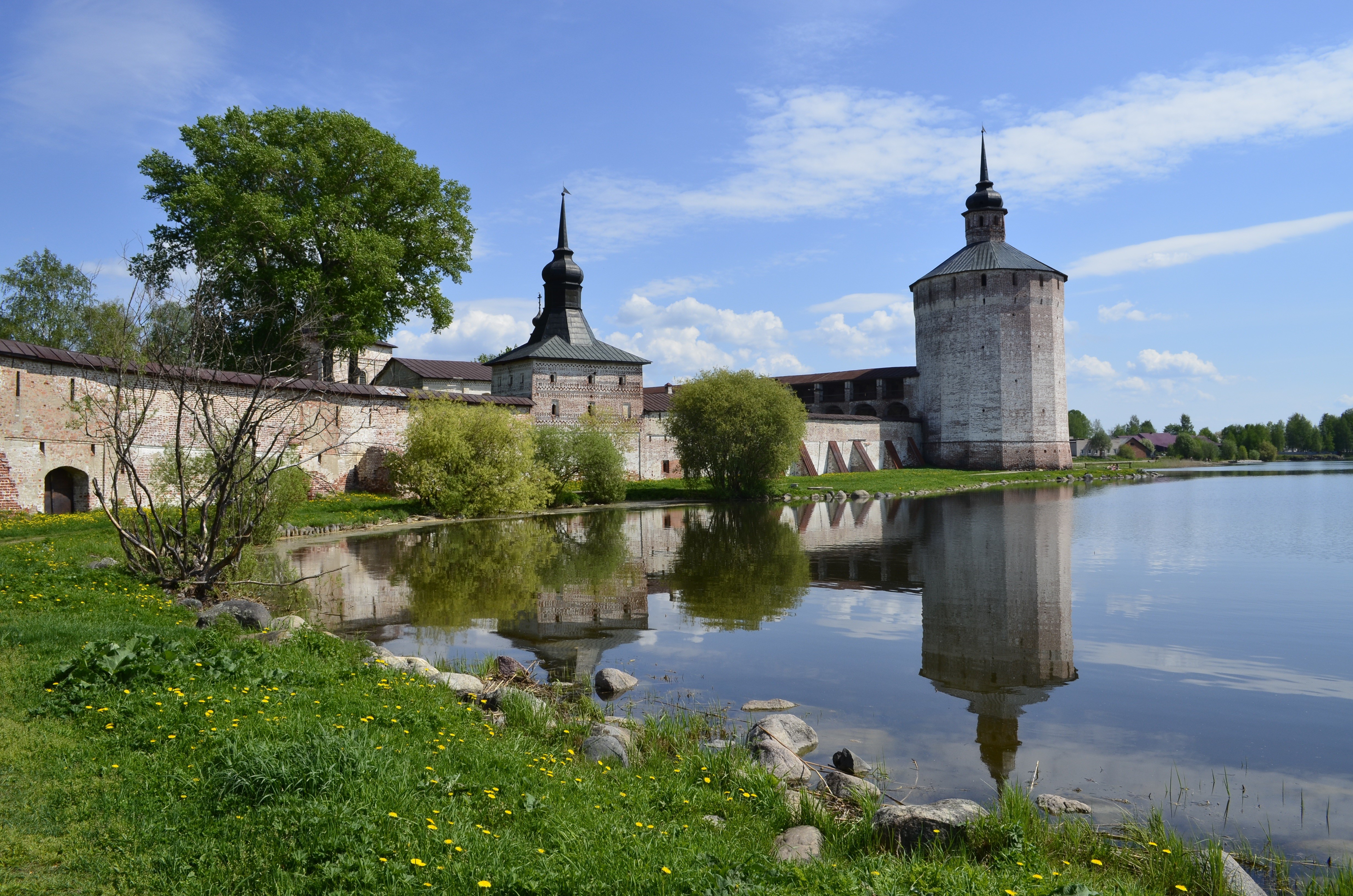 Kirillo-Belozersky Monastery on Lake Siverskoye, Russia HD Wallpaper