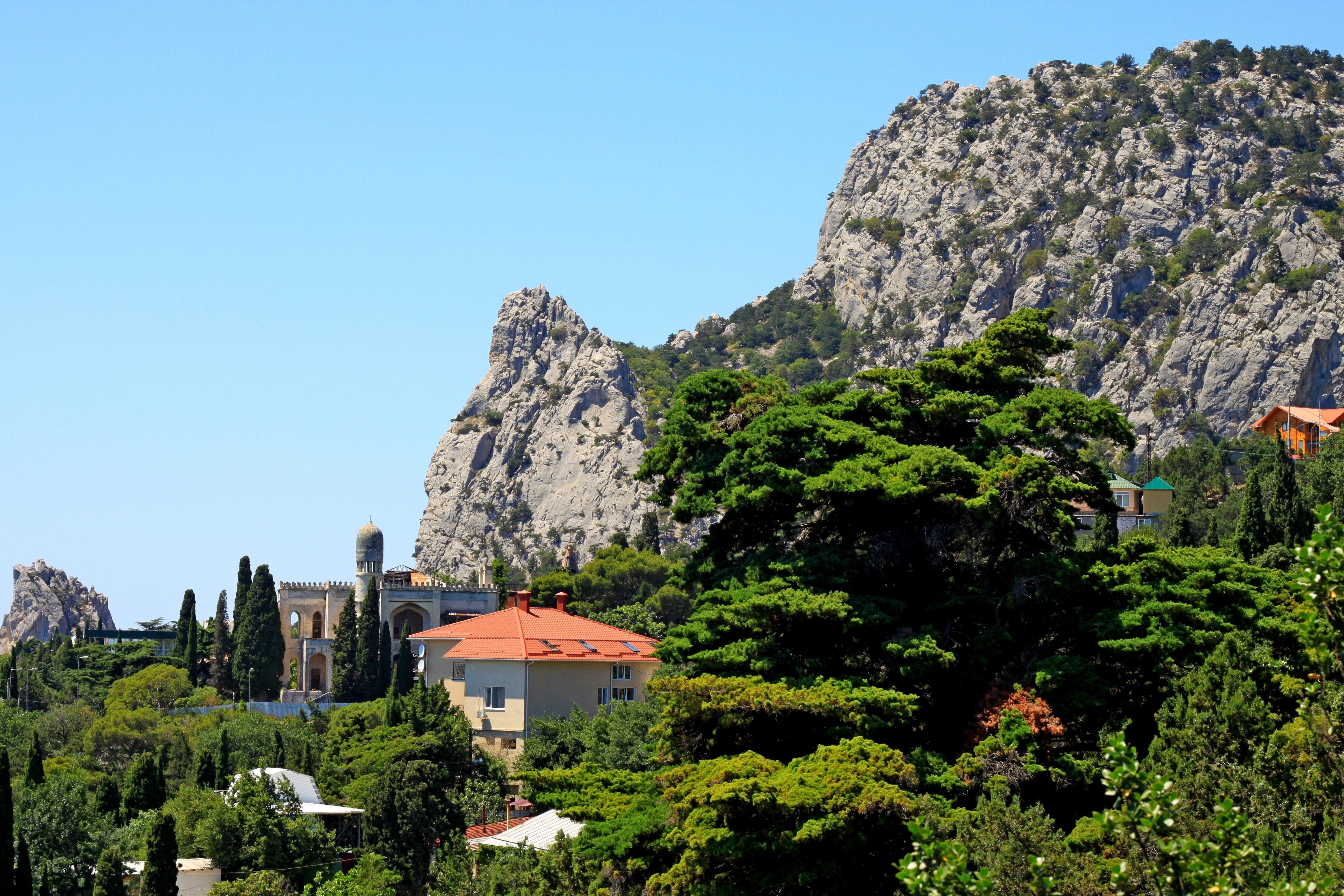Simeiz, Crimea: Houses and Rocky Mountains HD Wallpaper