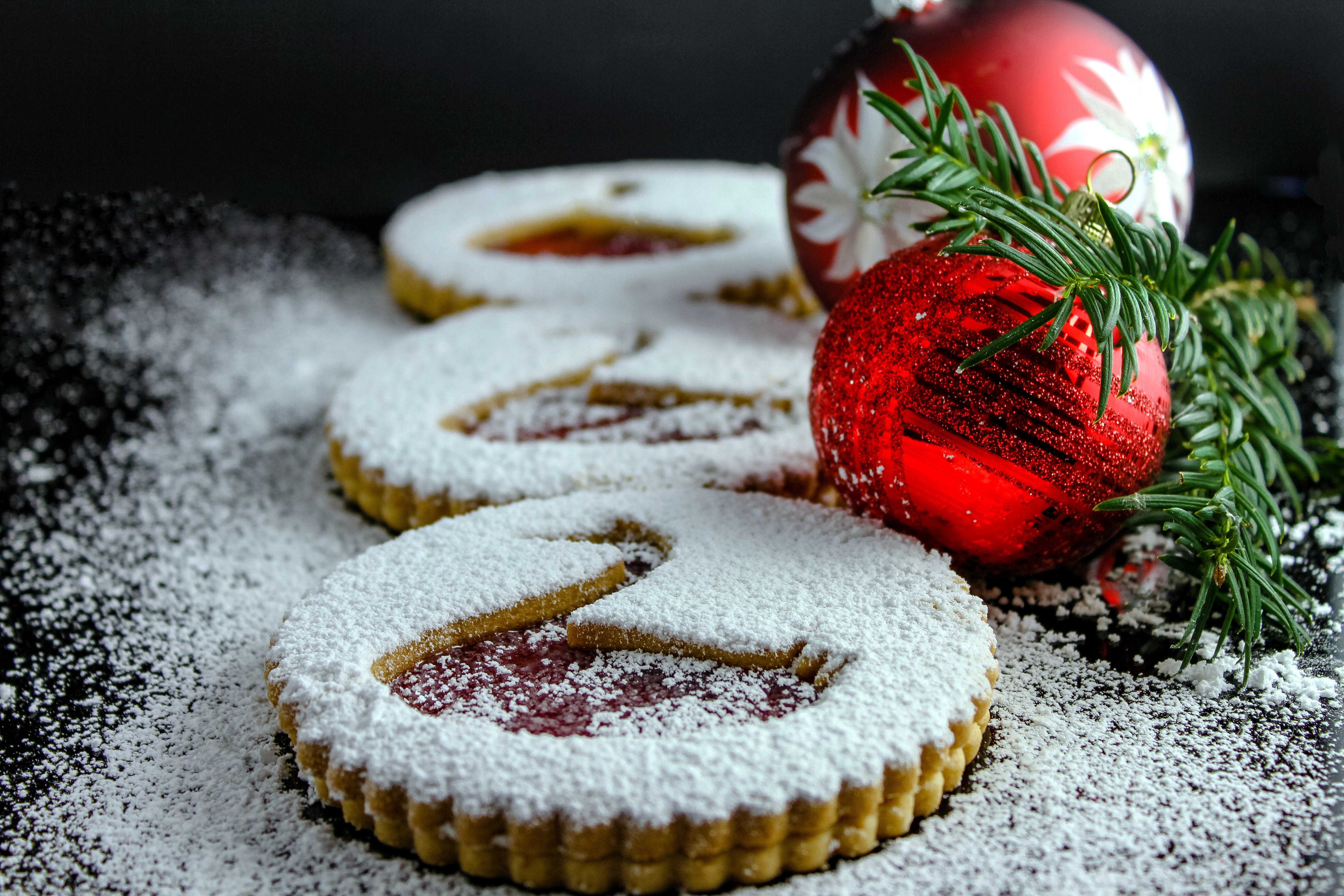 Christmas cookies with powdered sugar and ornaments HD Wallpaper