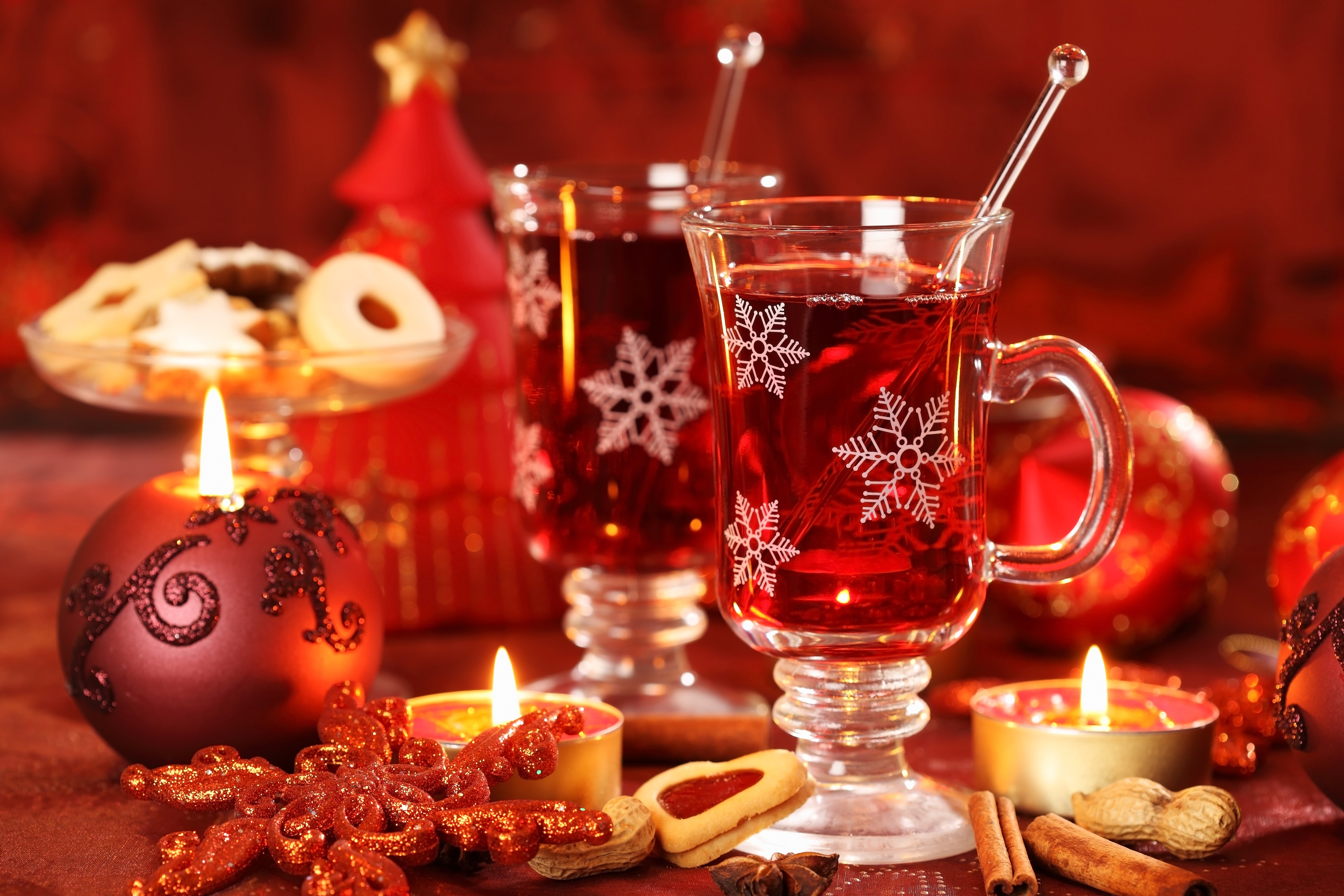 Christmas drinks with cookies and candles HD Wallpaper