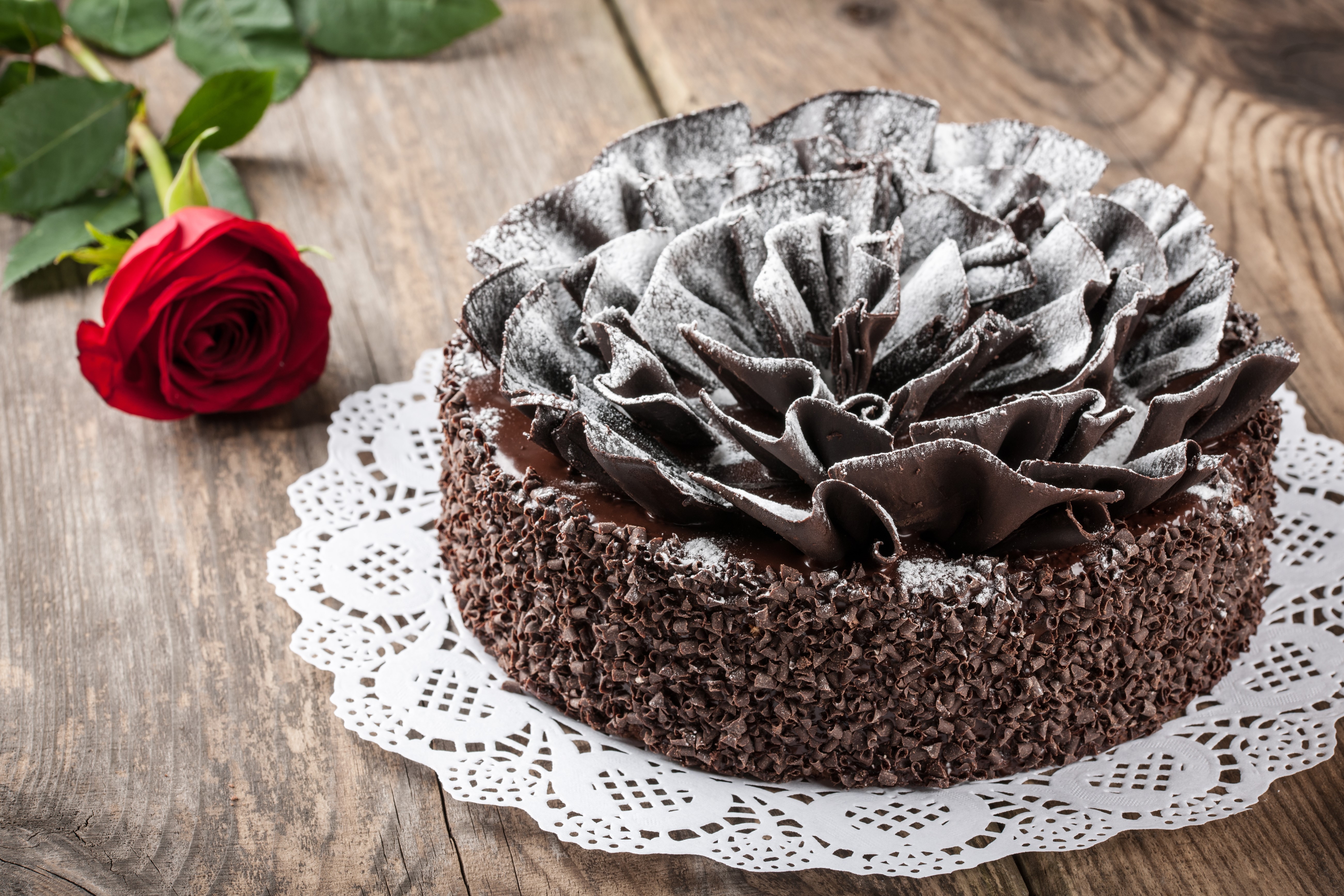 Chocolate cake with chocolate shavings and a red rose HD Wallpaper
