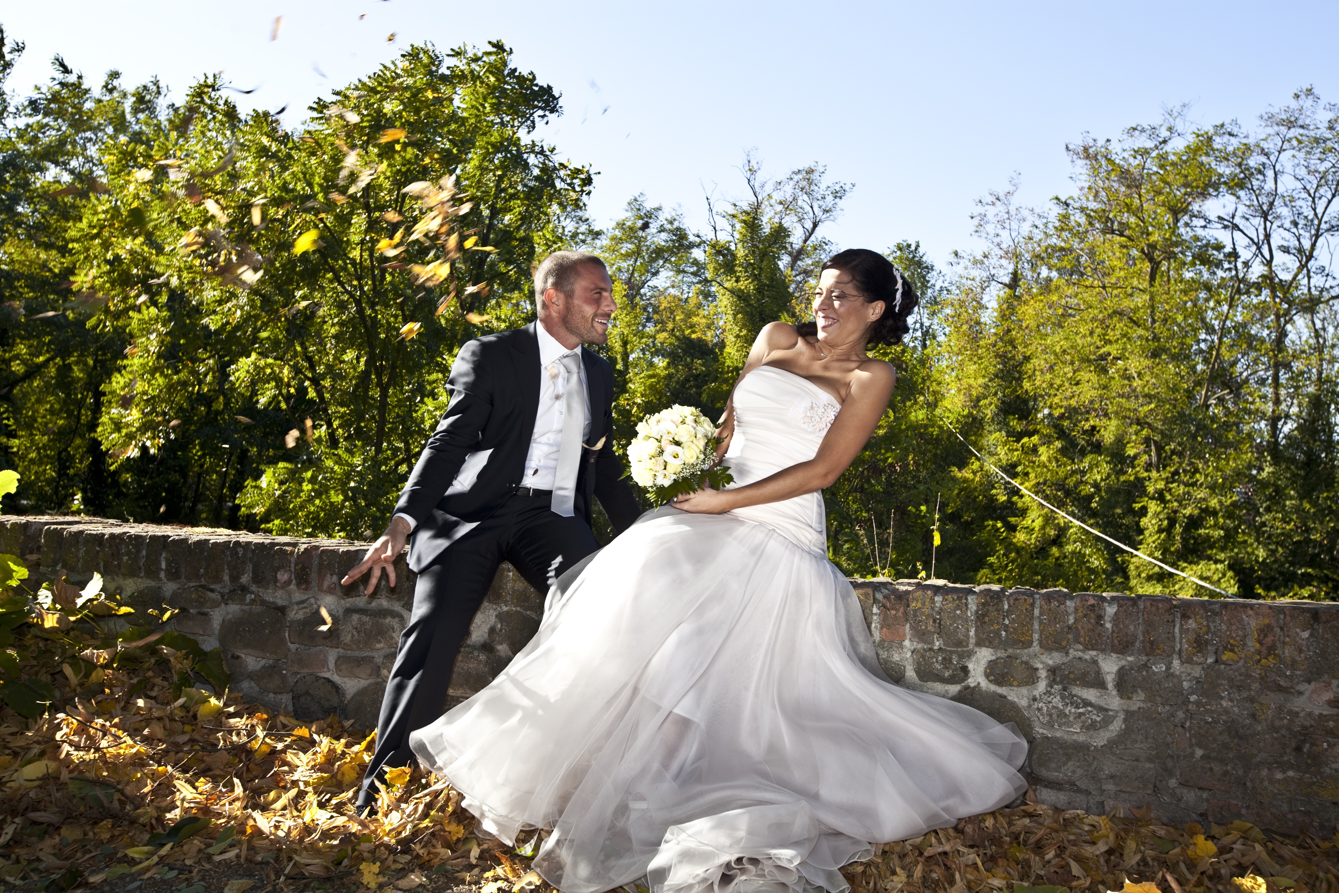 Bride and Groom in Autumn Foliage HD Wallpaper