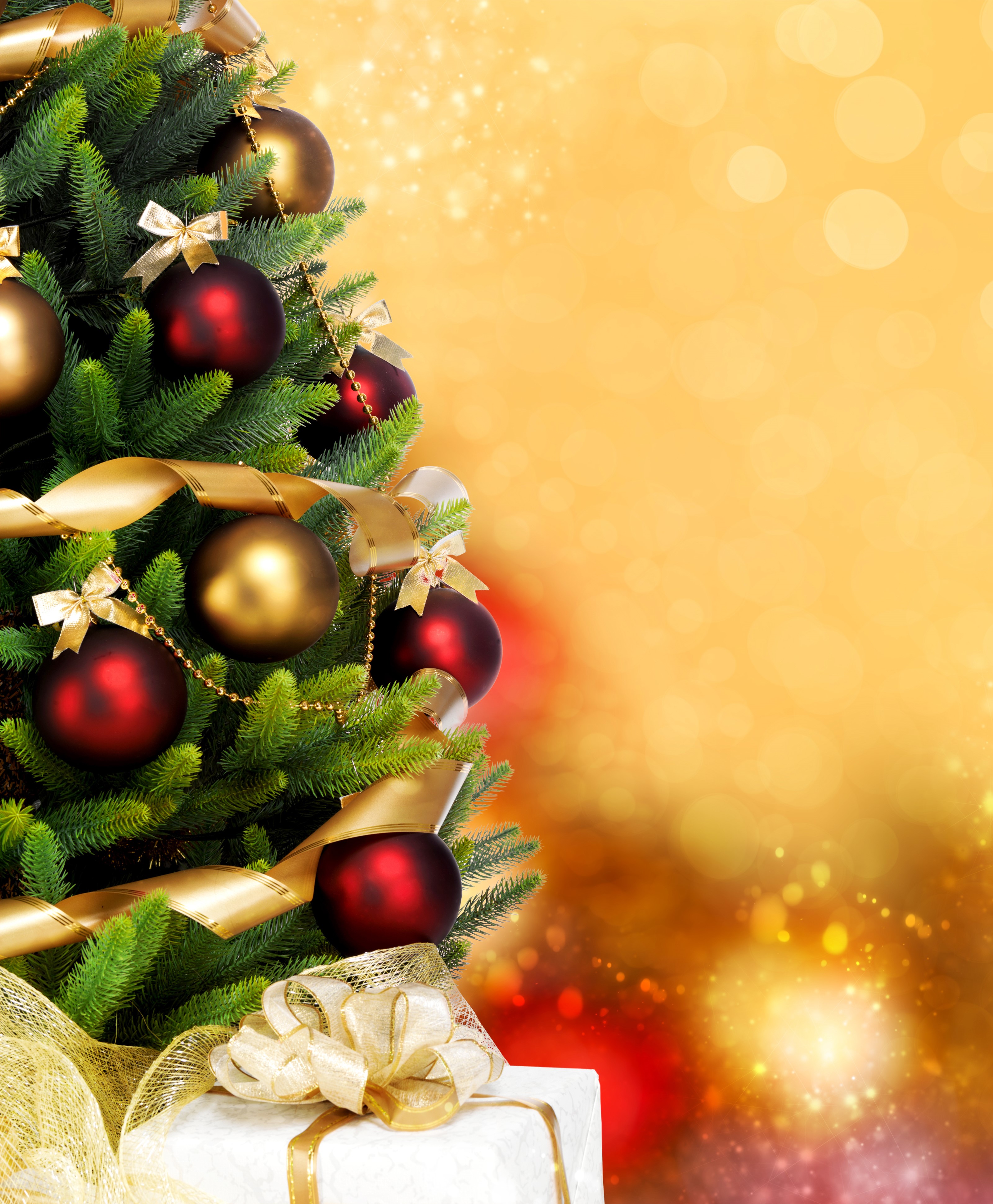 Christmas tree with ornaments and gift HD Phone Wallpaper