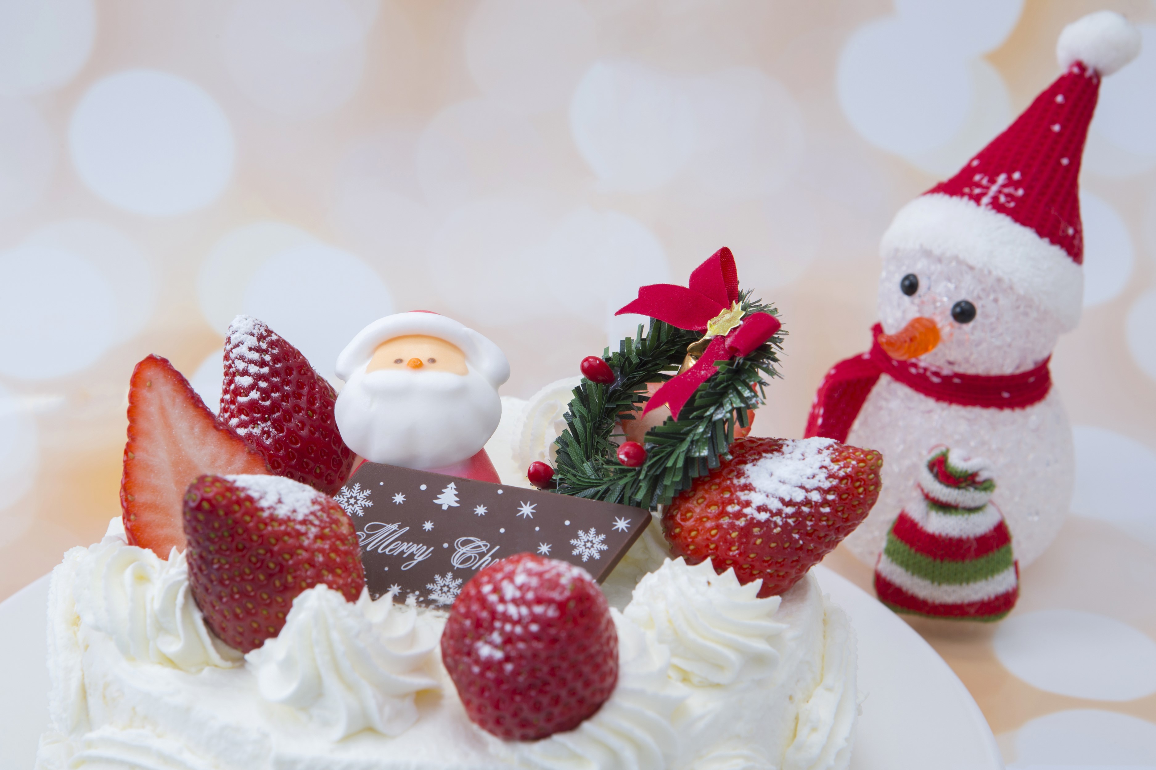 Christmas cake with Santa, strawberries, and snowman decoration HD Wallpaper