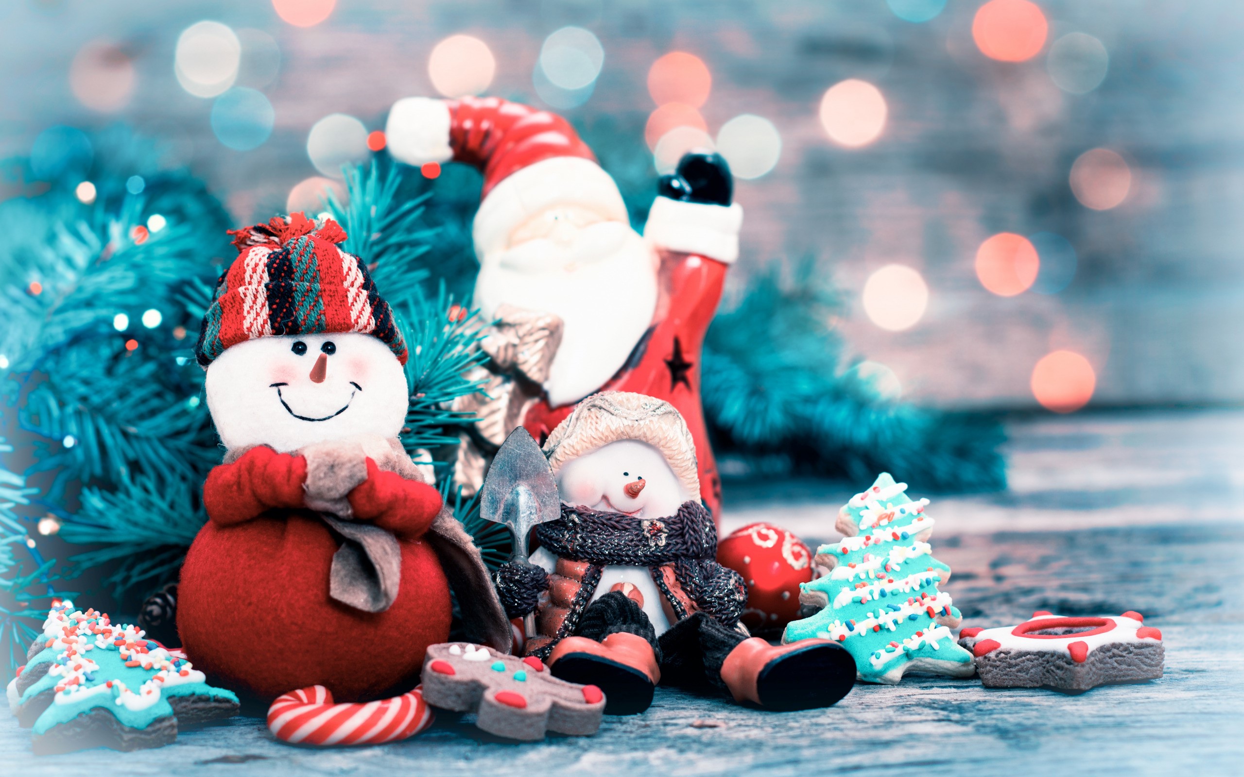 Christmas decorations with Santa and snowmen HD Wallpaper