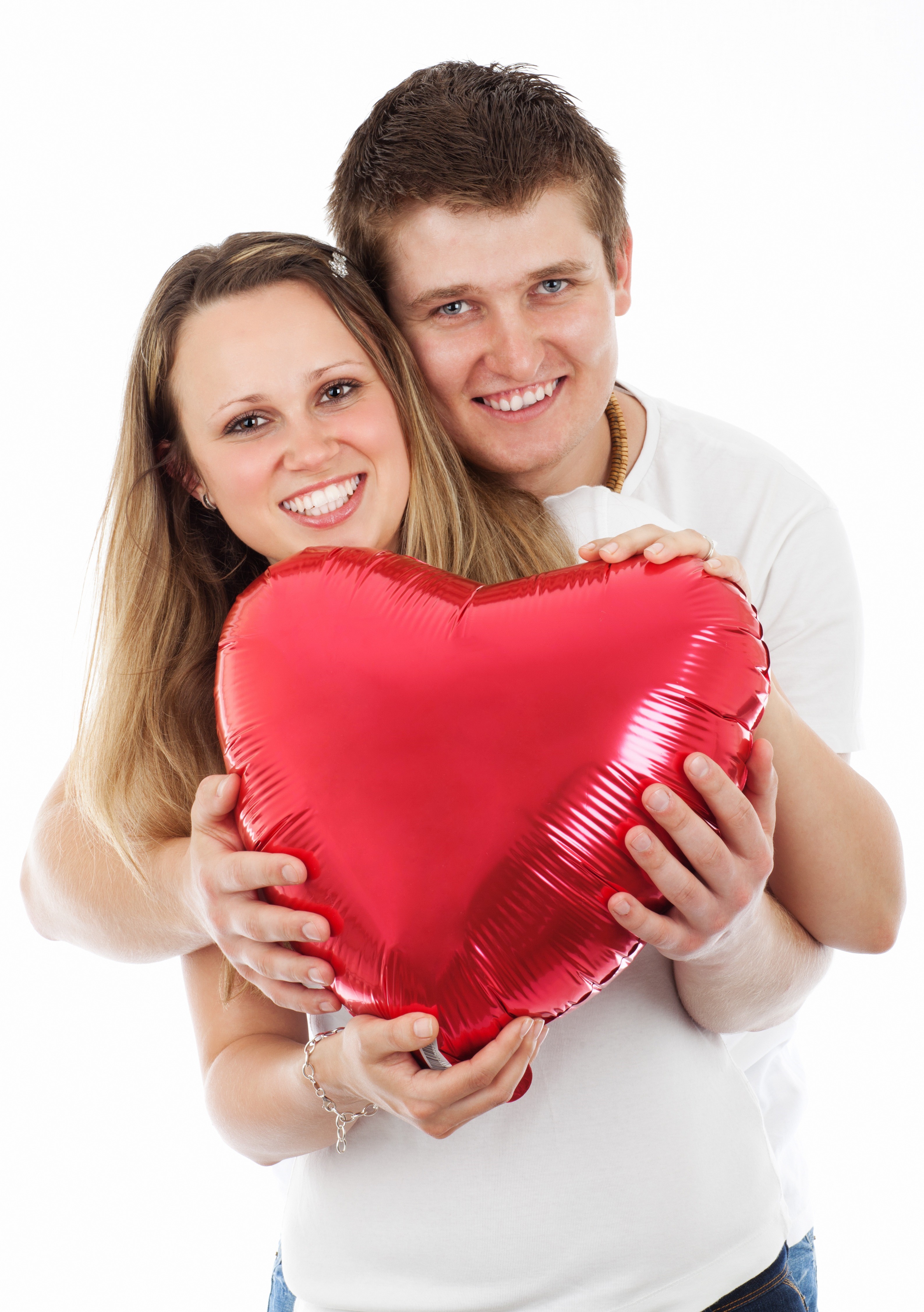 Couple holding a red heart balloon HD Phone Wallpaper