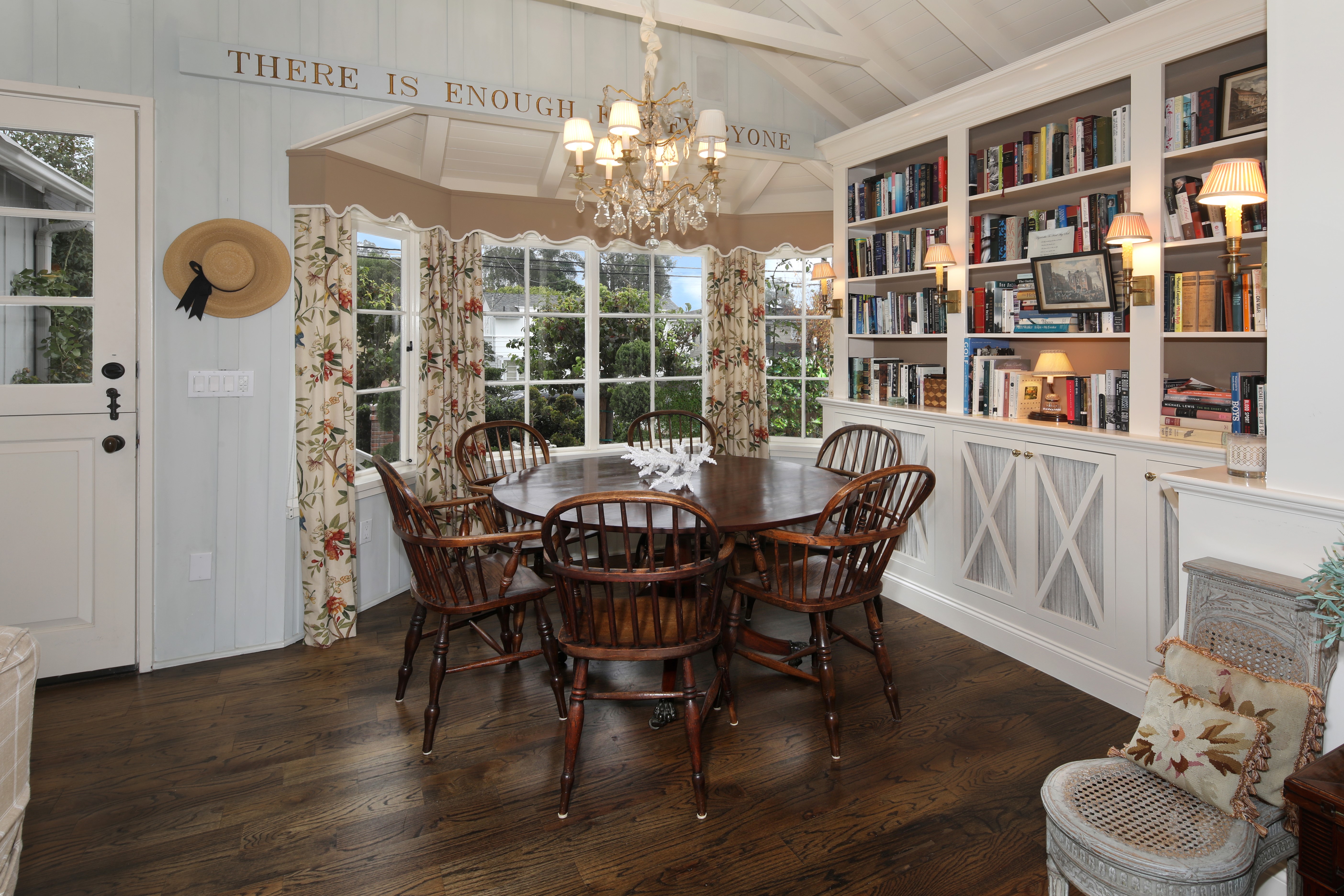 Dining room with bookshelves and chandelier HD Wallpaper