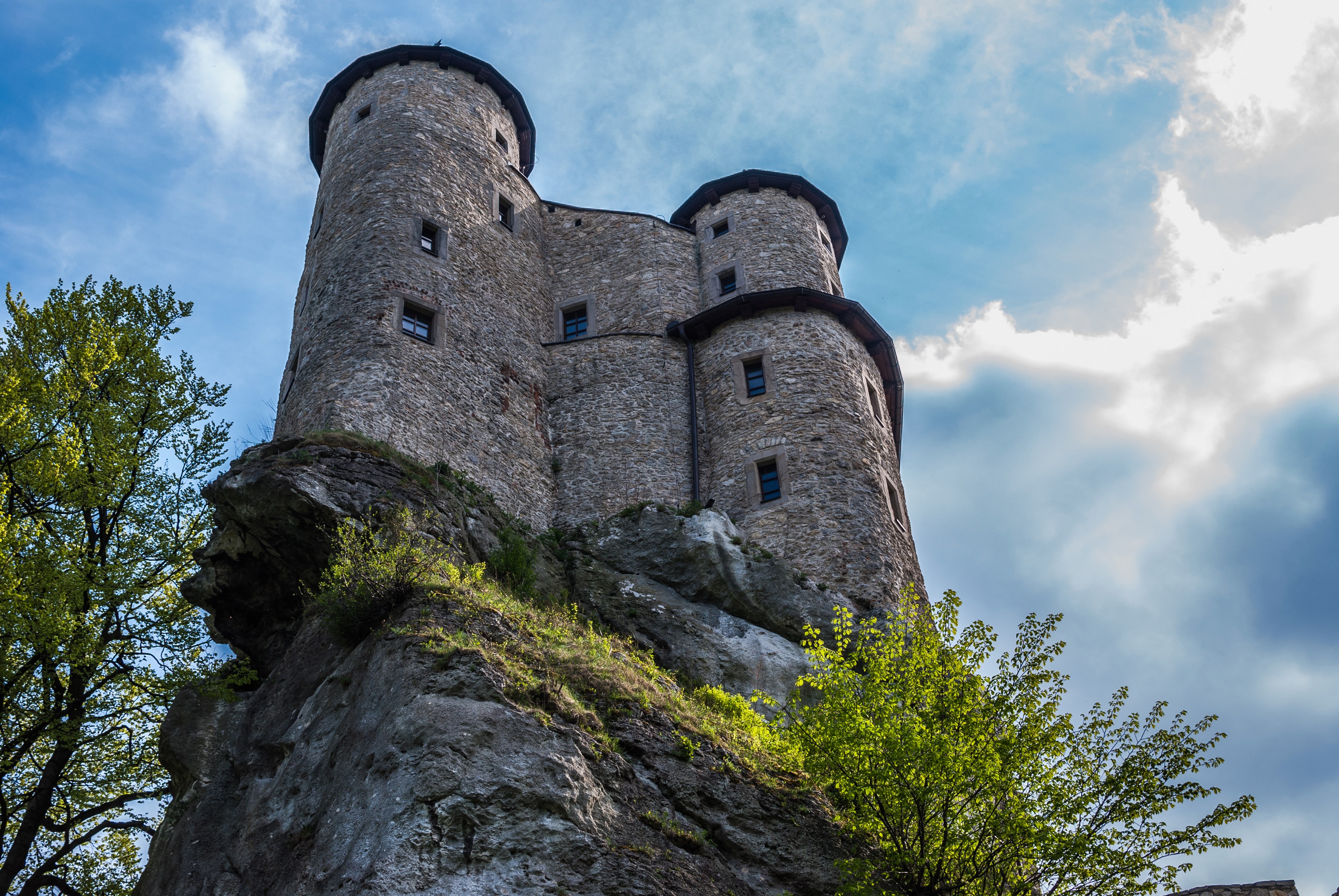 Ogrodzieniec Castle on a rocky outcrop under a cloudy sky HD Wallpaper