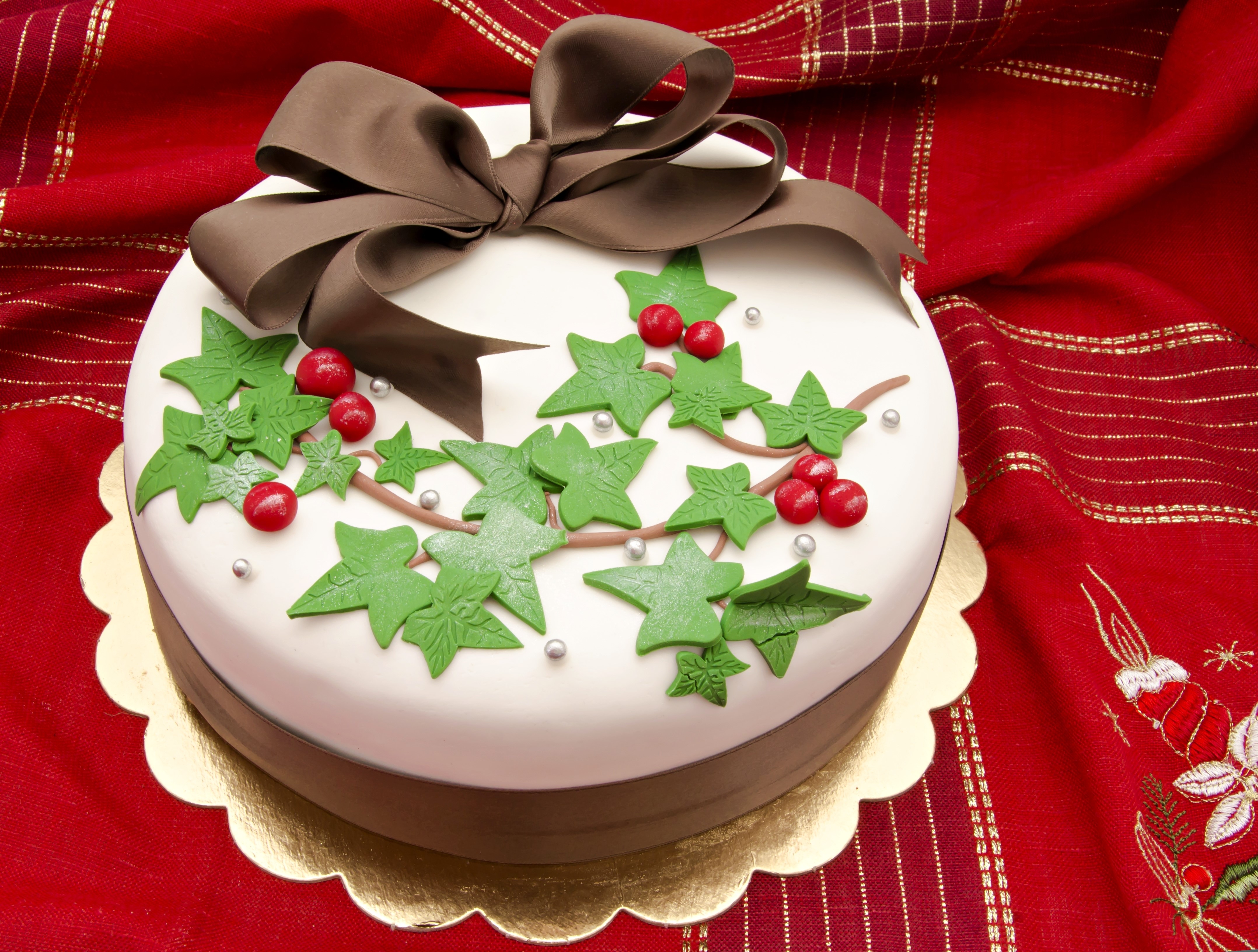 Christmas Cake with Holly and Berries HD Wallpaper
