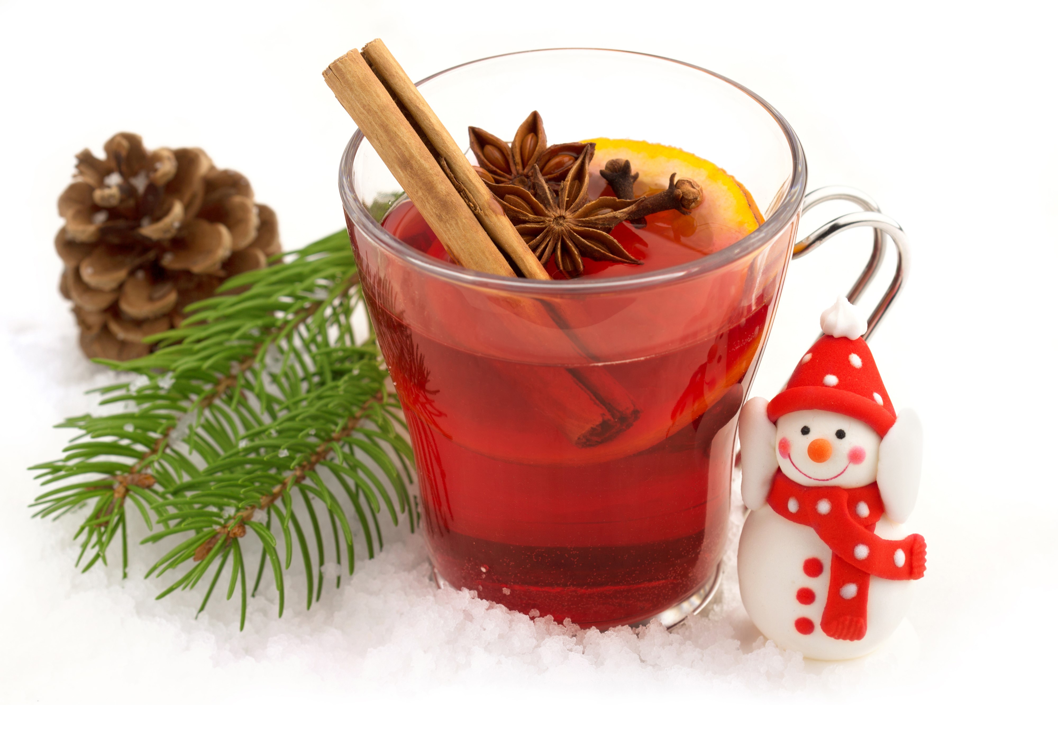 Mulled wine with cinnamon and star anise in a cup HD Wallpaper