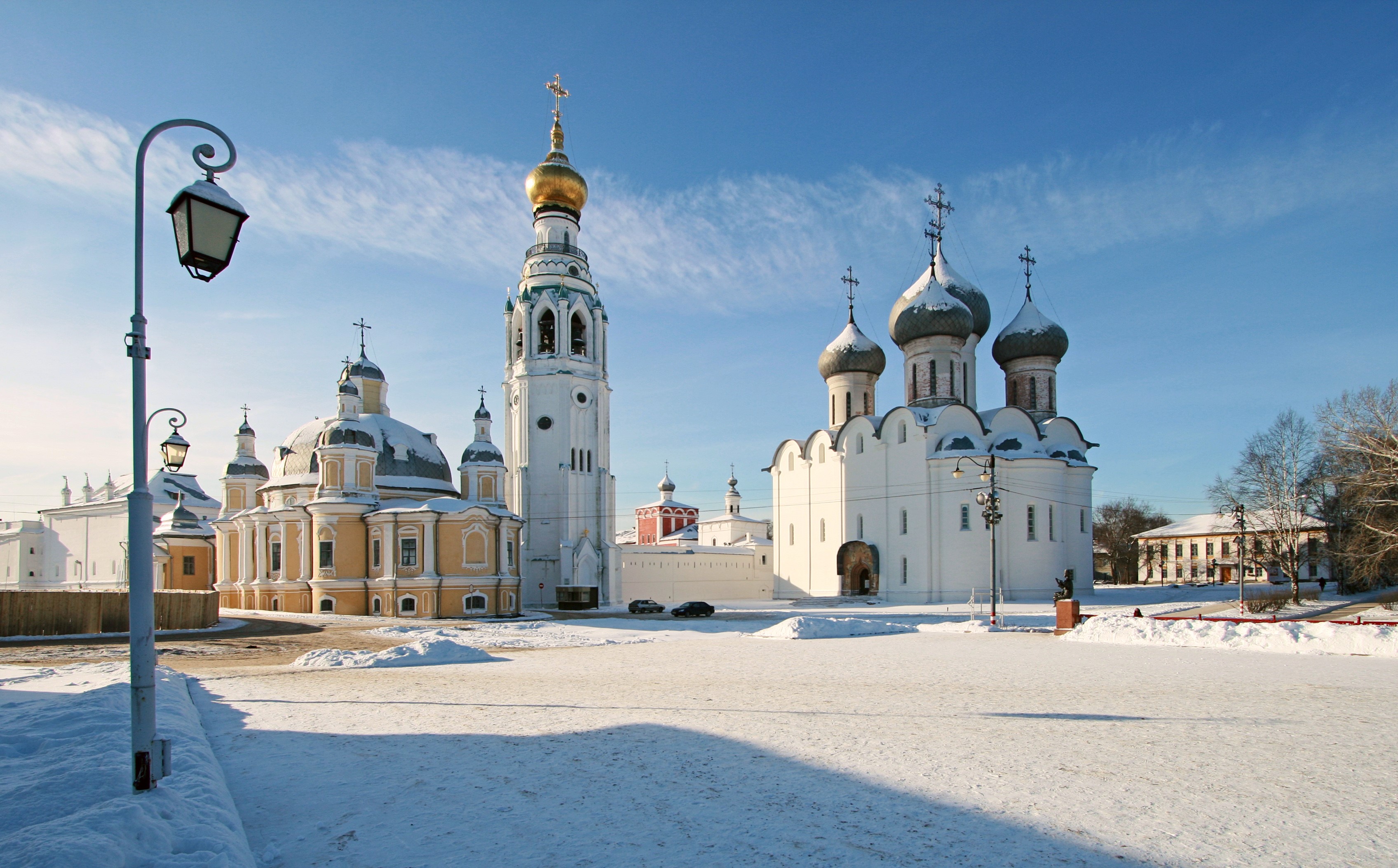 Vologda Kremlin in winter with snow and blue sky HD Wallpaper