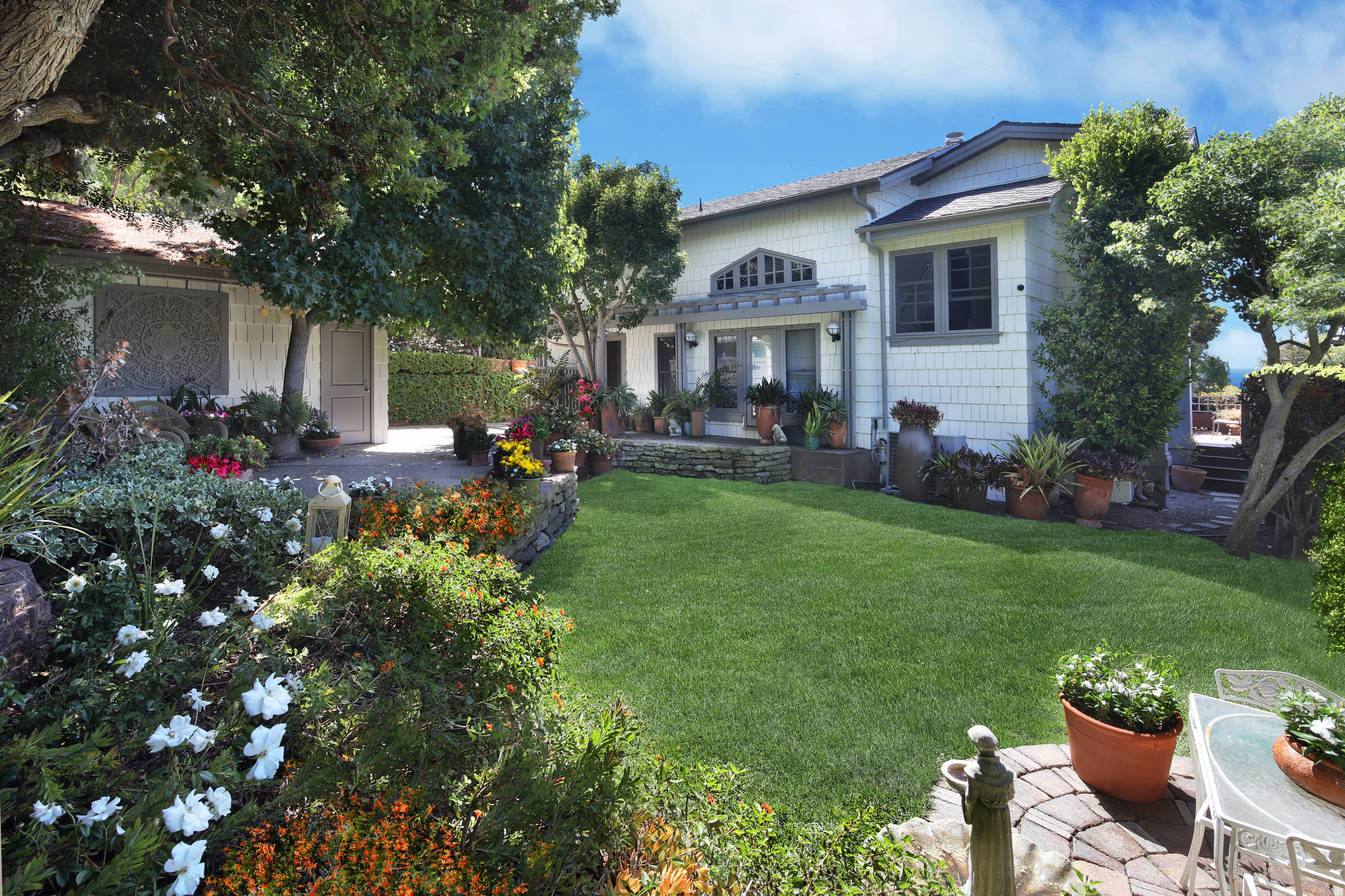 House with lawn and garden in Laguna Beach, USA HD Wallpaper